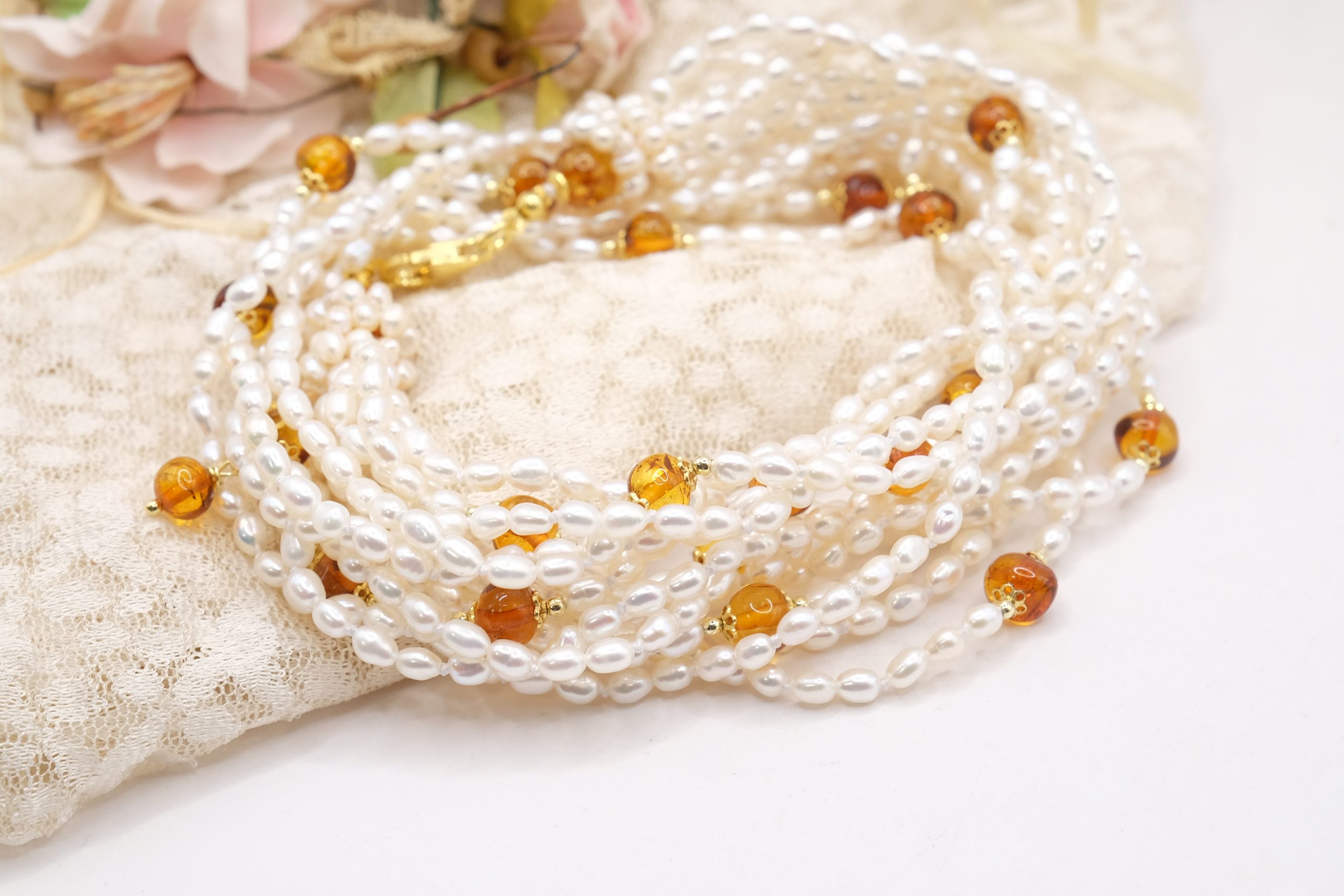 MULTI-STRAND NECKLACE WITH PEARLS, AMBER AND SILVER (8)