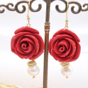 Orecchini rose rosso e perla naturale