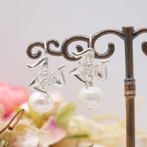 Orecchini Trinacria con argento 925 placcato rodio e perle