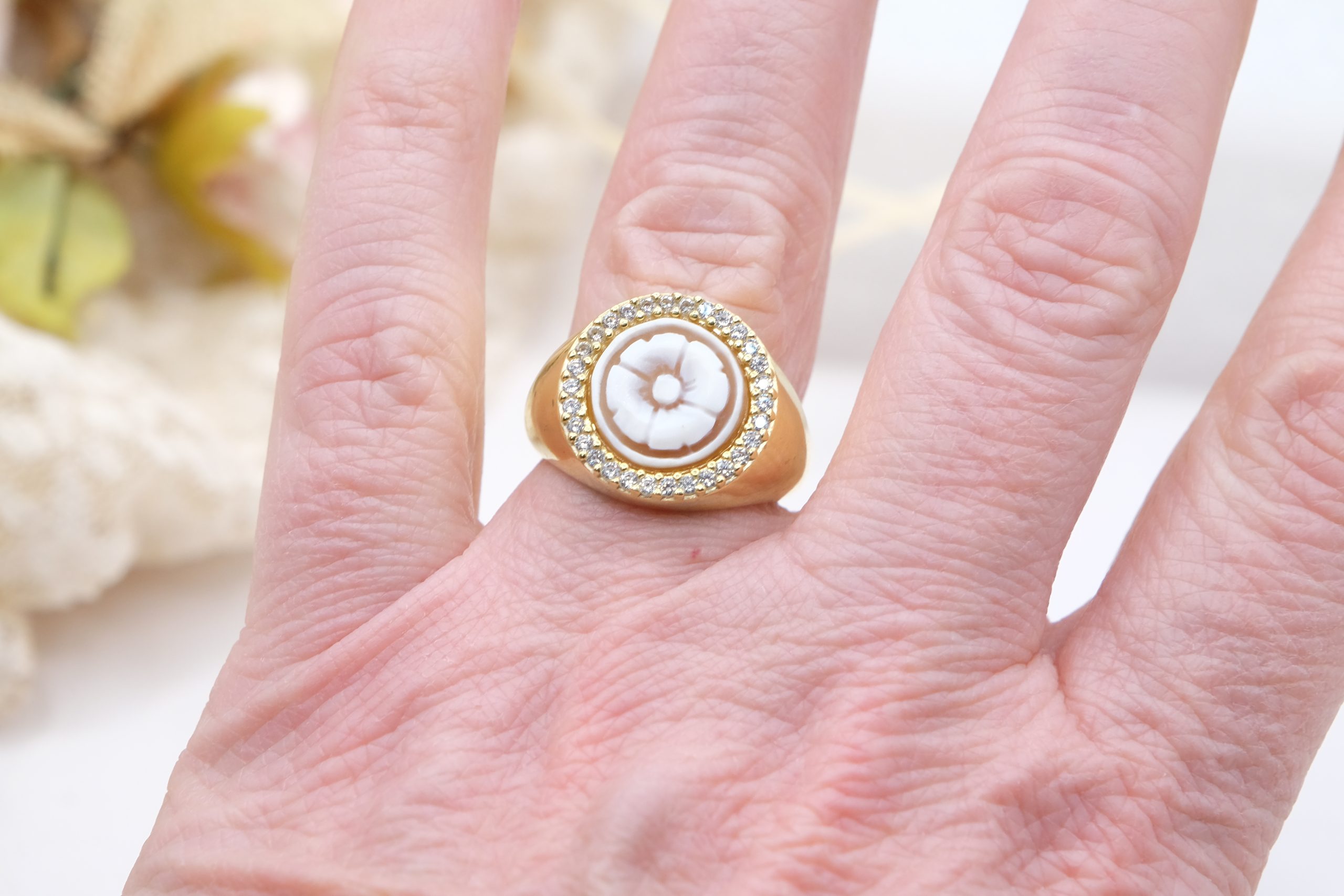 ANELLO CAMMEO ZIRCONI FIORE 8 PETALI ARGENTO 925 PLACCATO ORO CHIARO (1)