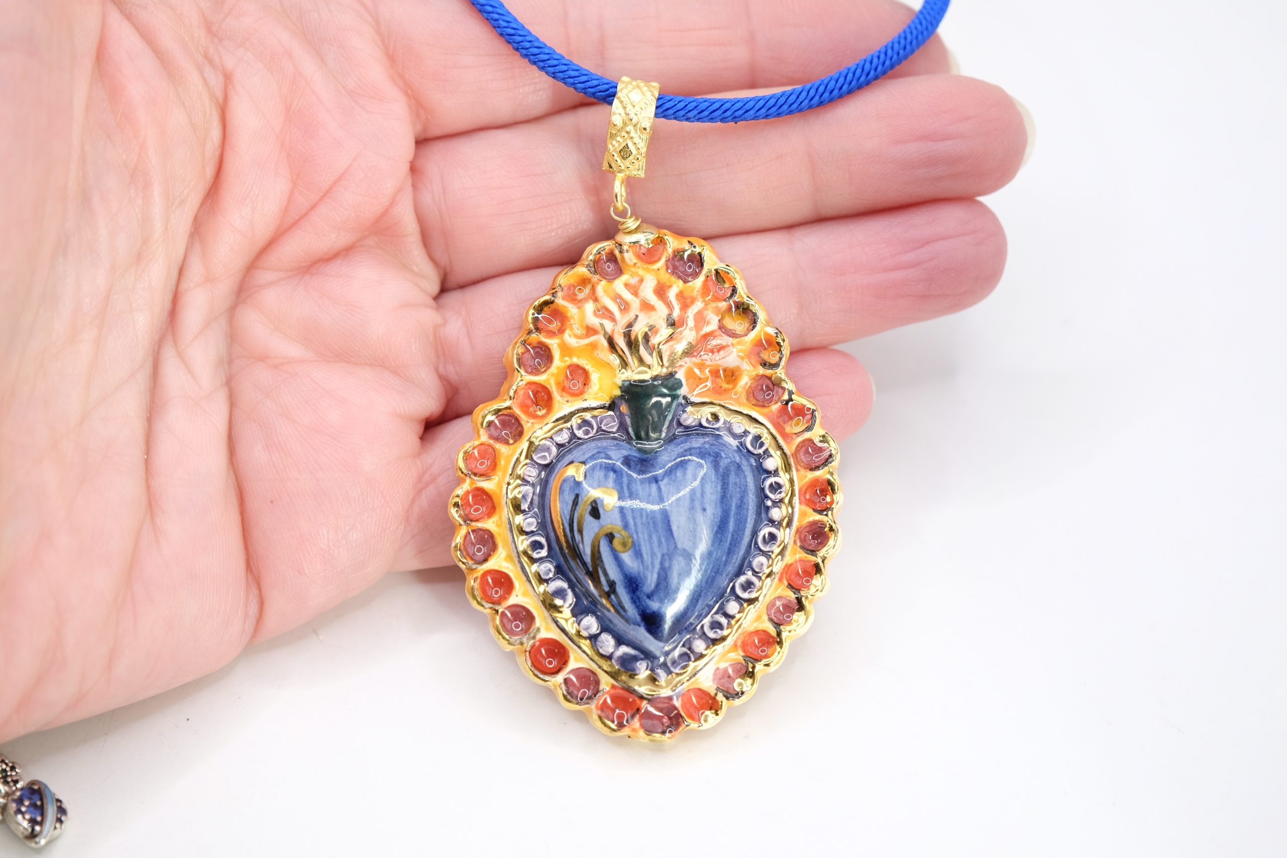 SACRED HEART NECKLACE IN CALTAGIRONE CERAMIC, HANDMADE (3)