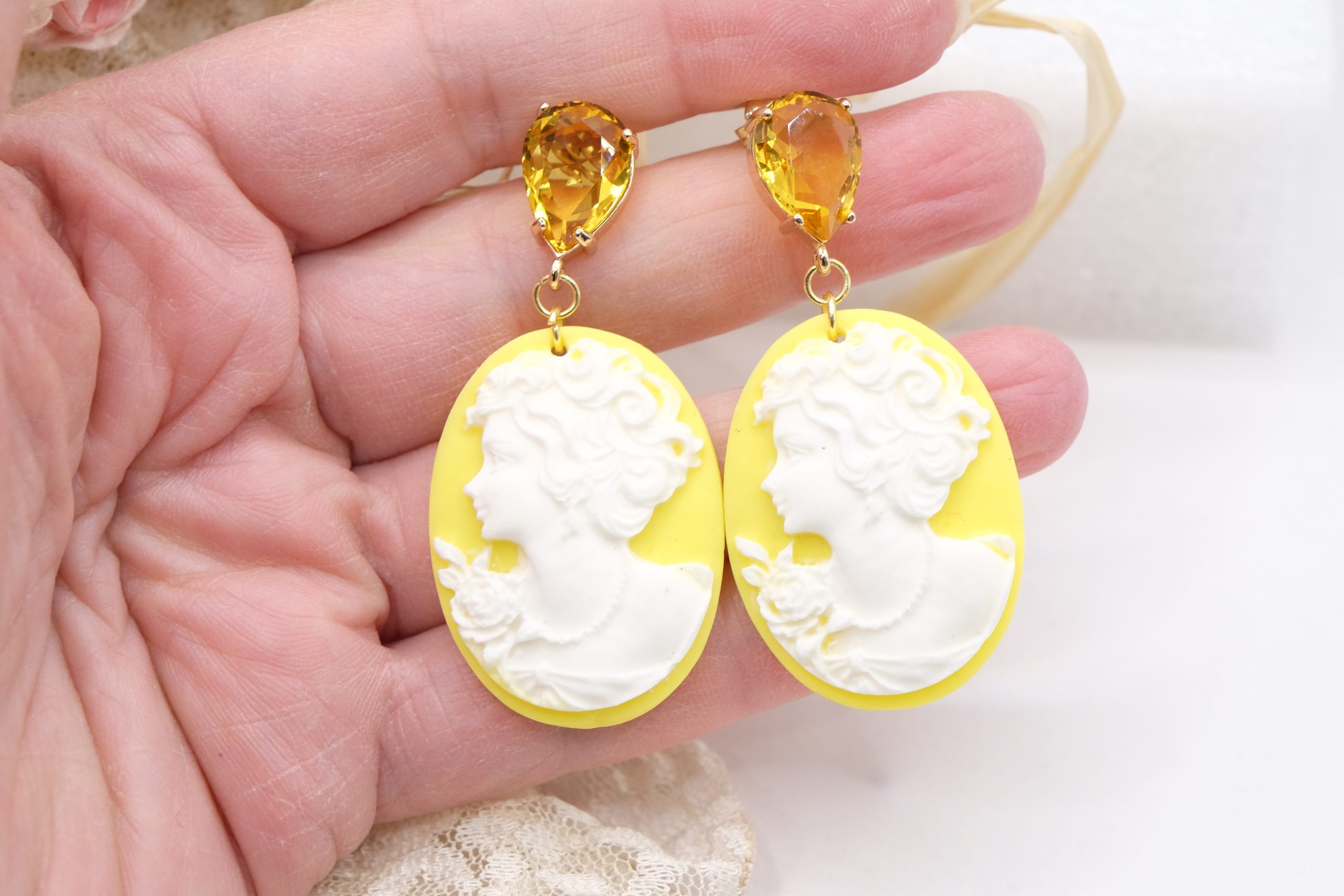 ORECCHINI ARTIGIANALI CAMMEO RESINA GIALLO CRISTALLO ACCIAO (3)