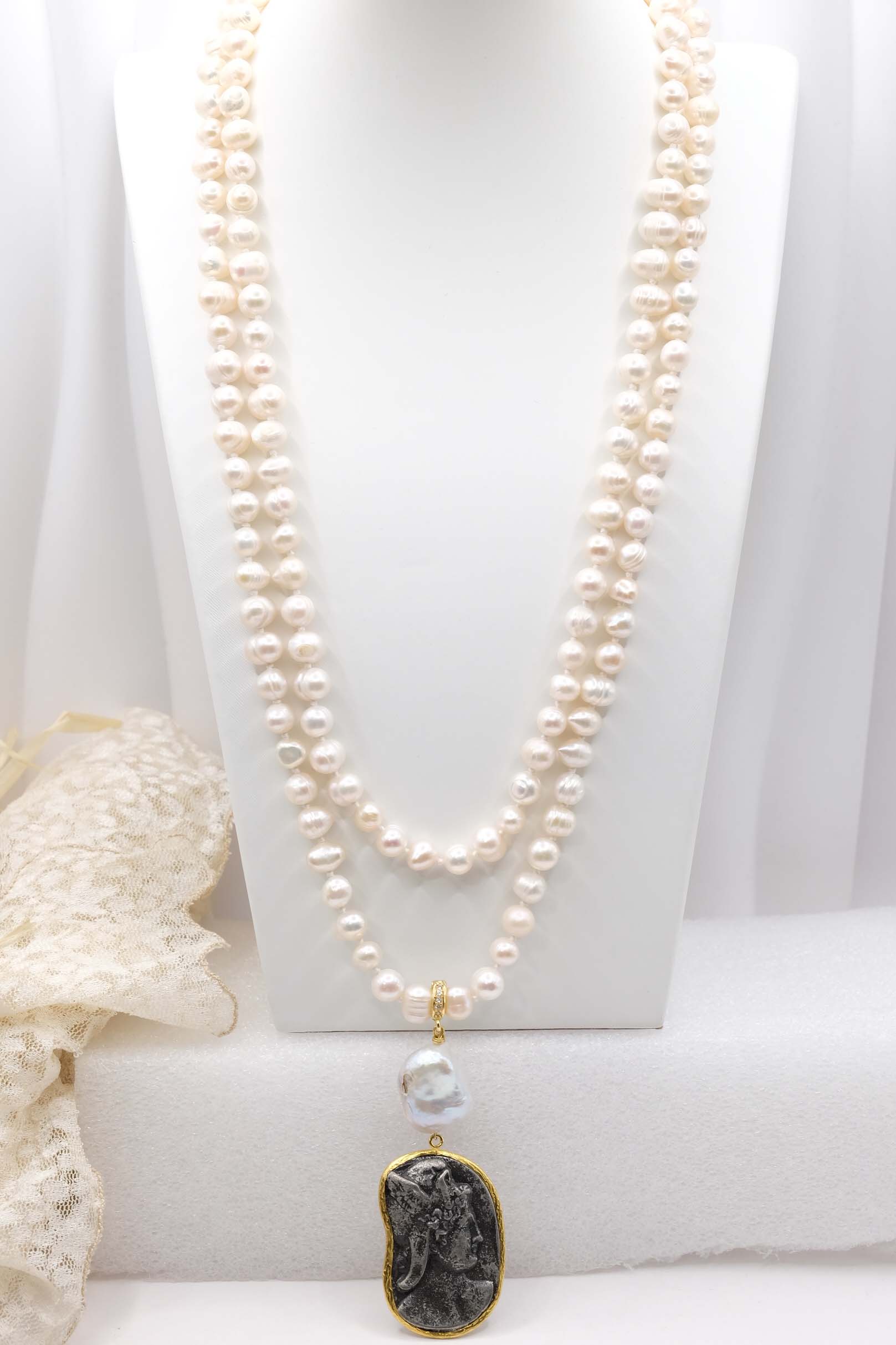 COLLANA ARTIGIANALE CHARLESTON CHANEL PERLE NATURALI PENDENTE MONETA ANTICA ANTICATA STACCABILE (1)