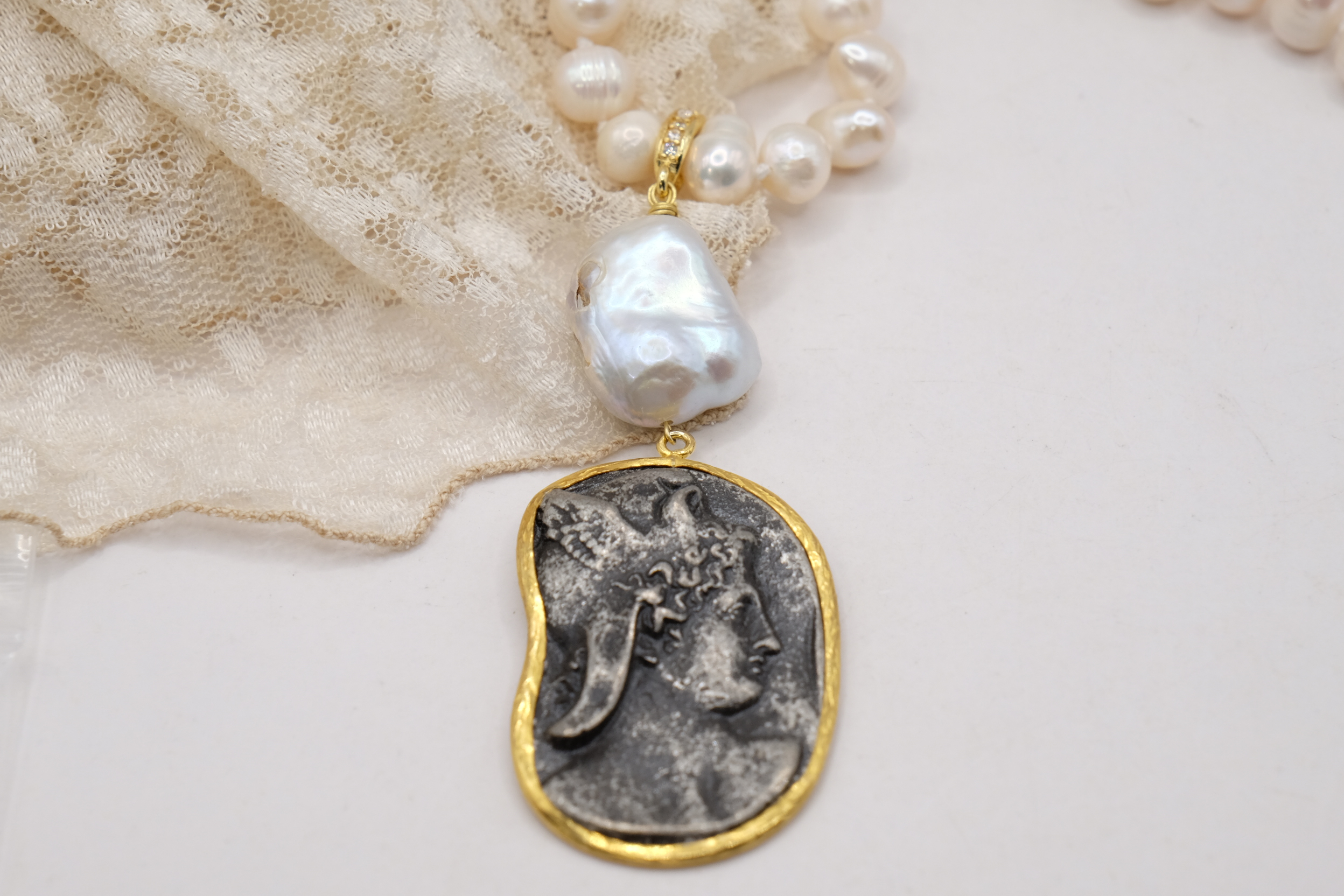 COLLANA ARTIGIANALE CHARLESTON CHANEL PERLE NATURALI PENDENTE MONETA ANTICA ANTICATA STACCABILE (2)