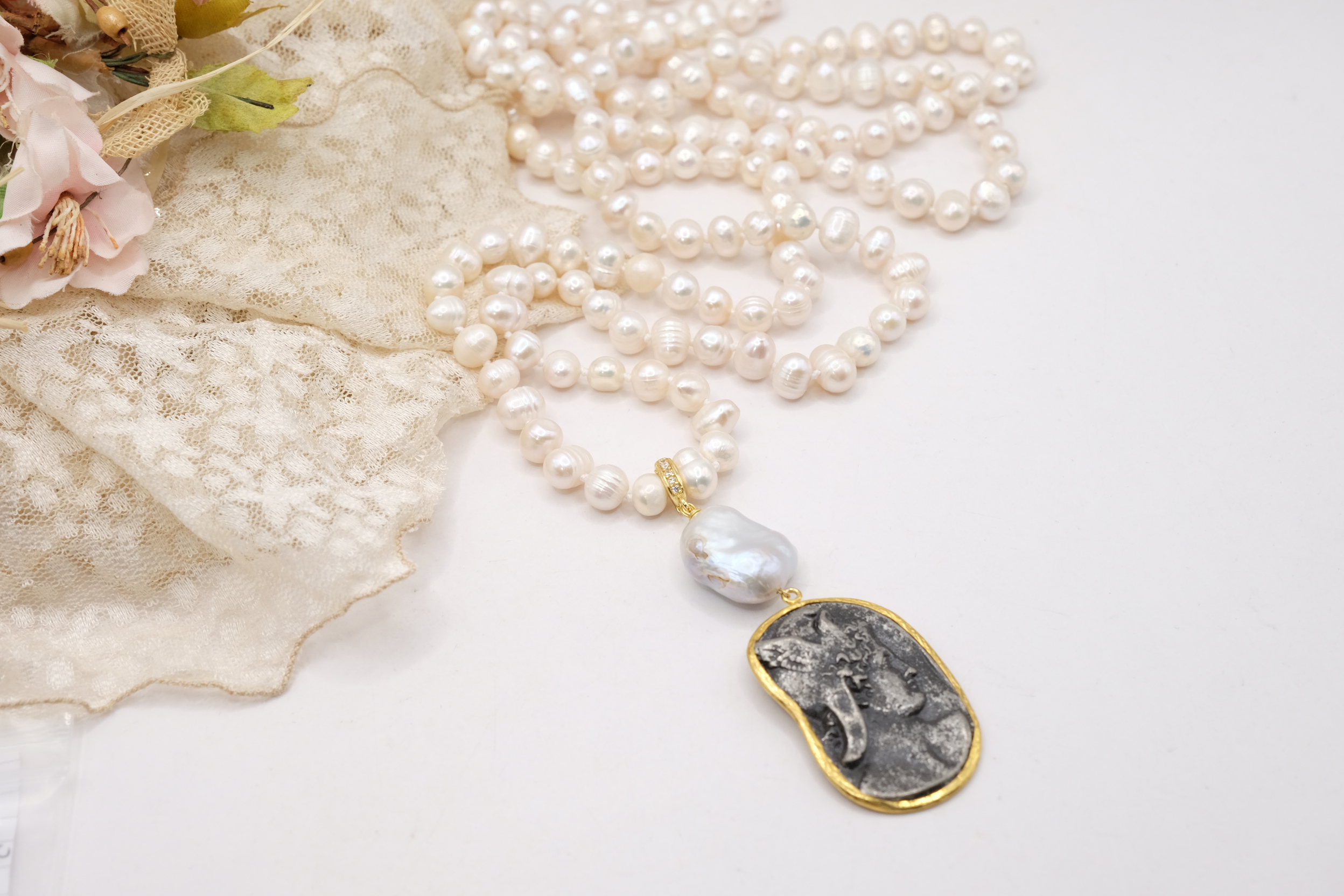 COLLANA ARTIGIANALE CHARLESTON CHANEL PERLE NATURALI PENDENTE MONETA ANTICA ANTICATA STACCABILE (3)