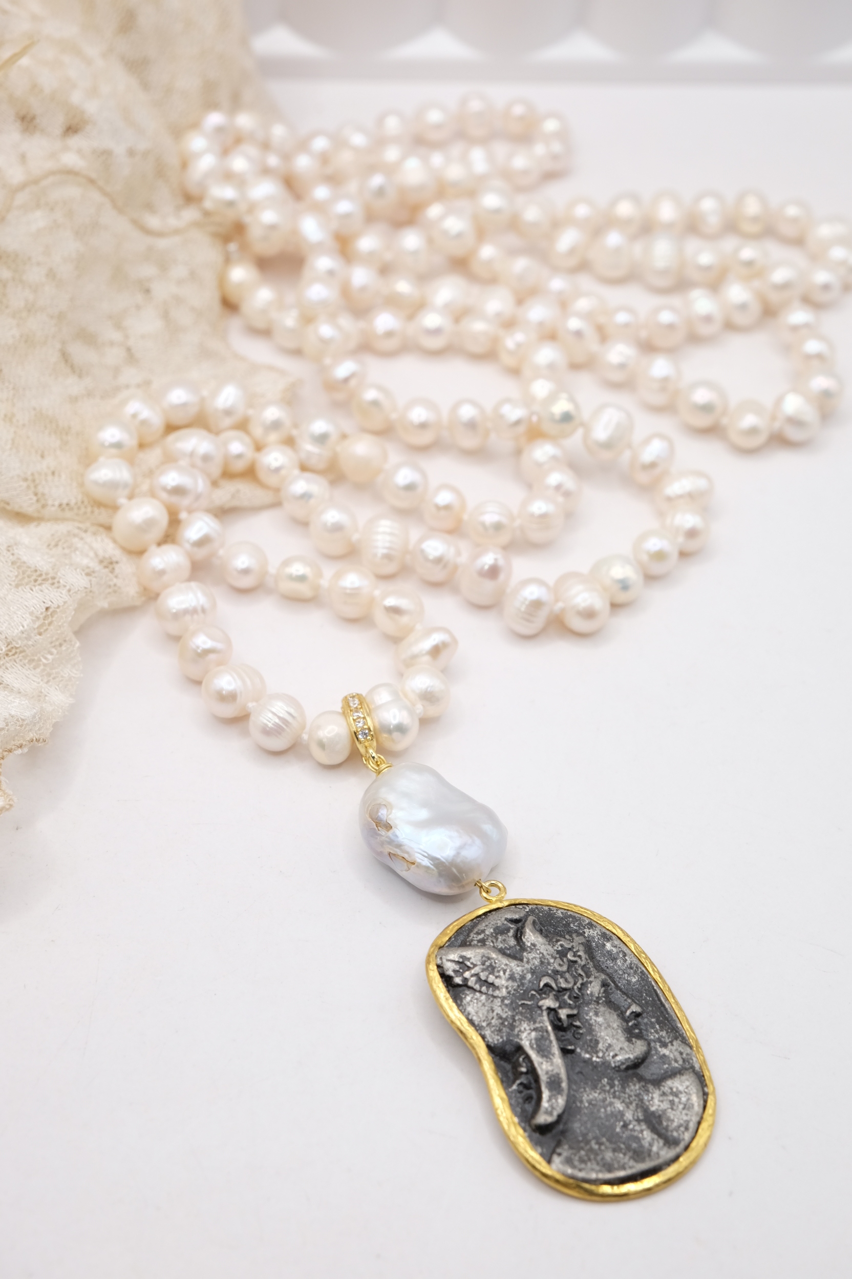 COLLANA ARTIGIANALE CHARLESTON CHANEL PERLE NATURALI PENDENTE MONETA ANTICA ANTICATA STACCABILE (4)