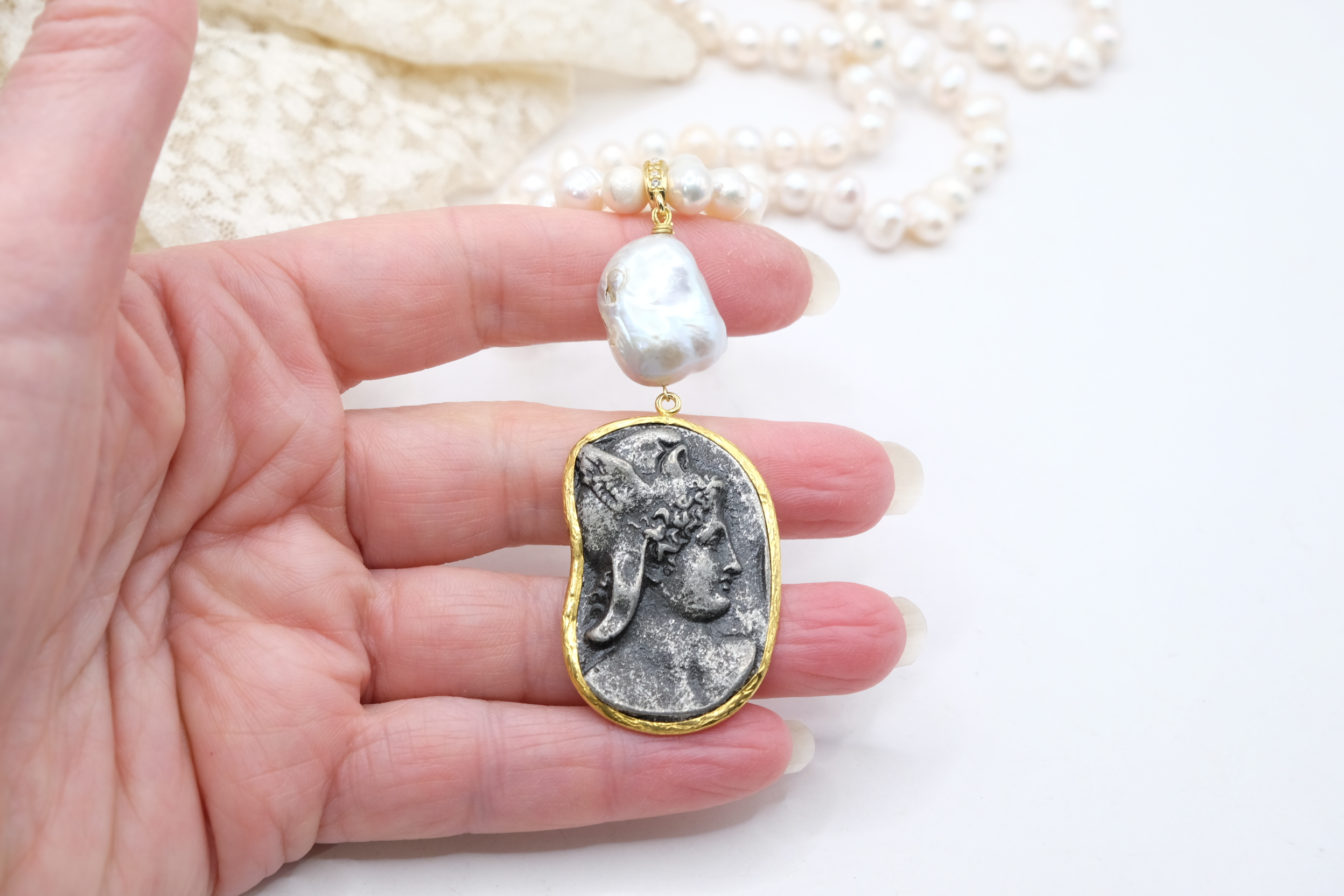 COLLANA ARTIGIANALE CHARLESTON CHANEL PERLE NATURALI PENDENTE MONETA ANTICA ANTICATA STACCABILE (5)