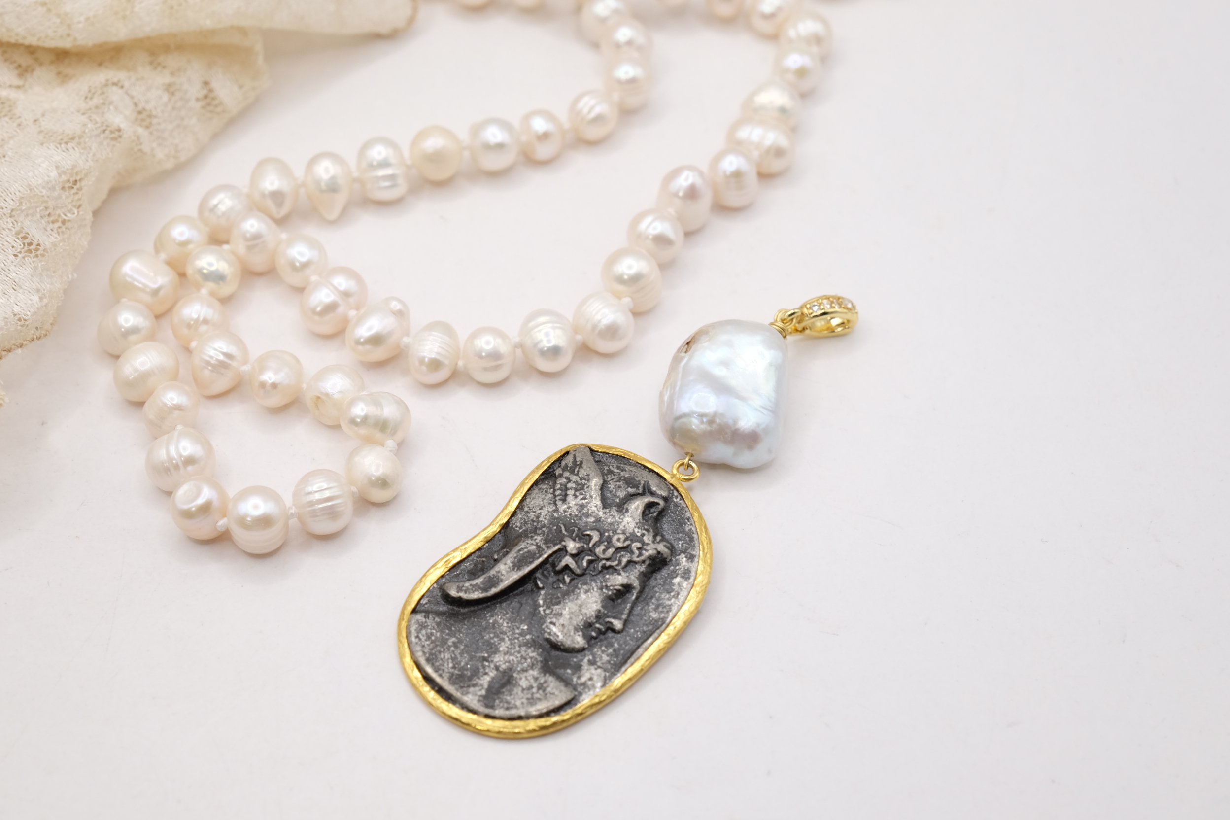 COLLANA ARTIGIANALE CHARLESTON CHANEL PERLE NATURALI PENDENTE MONETA ANTICA ANTICATA STACCABILE (6)