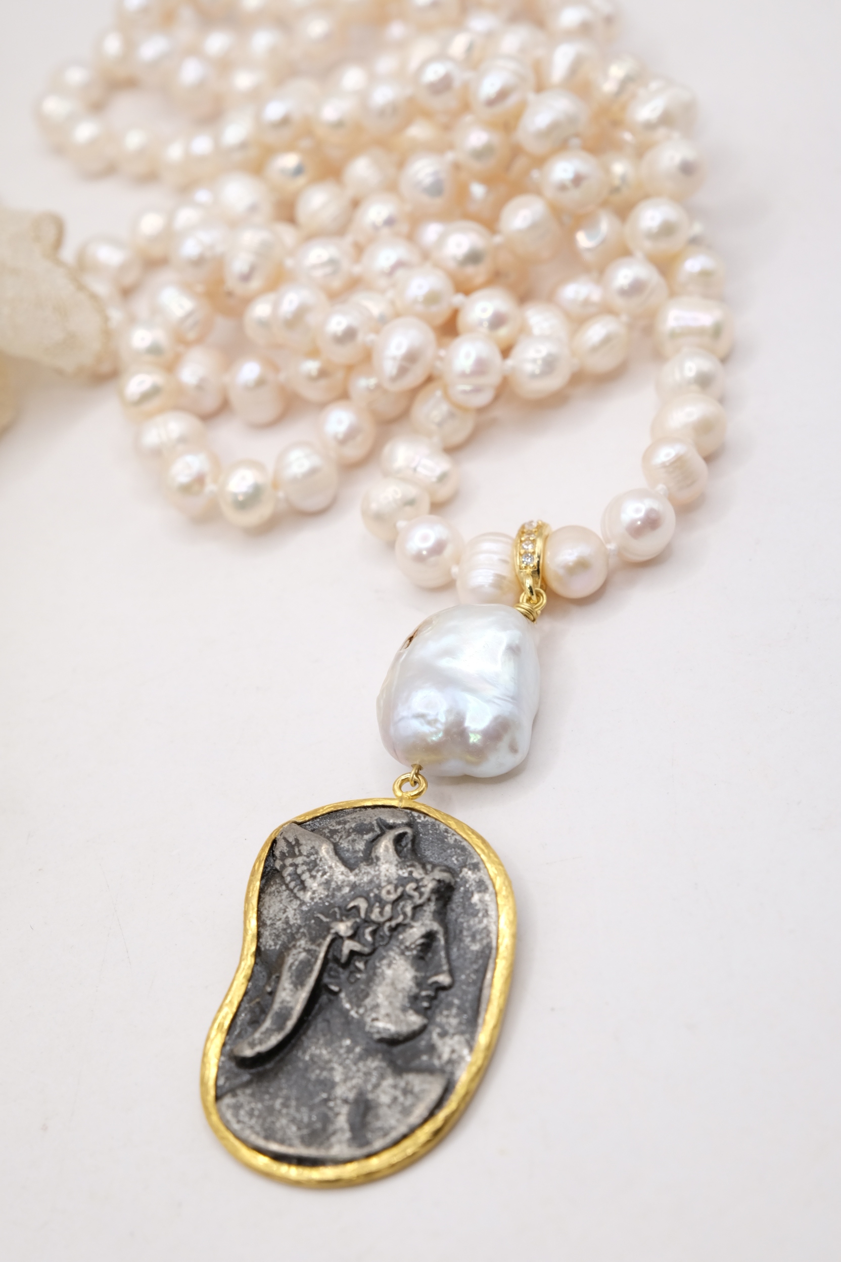 COLLANA ARTIGIANALE CHARLESTON CHANEL PERLE NATURALI PENDENTE MONETA ANTICA ANTICATA STACCABILE (7)