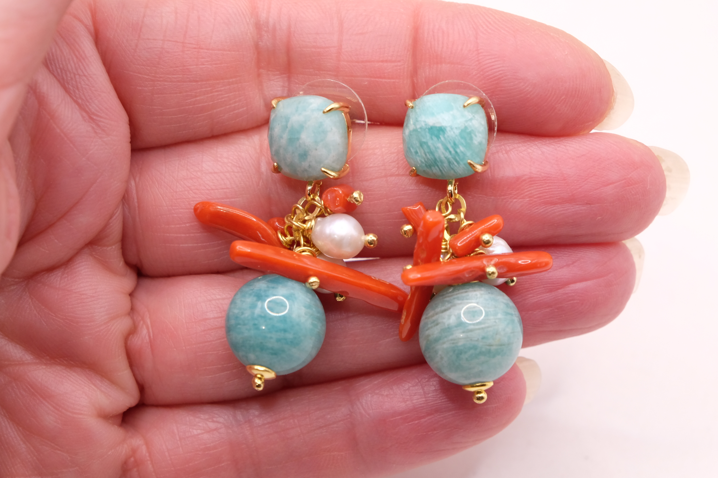 ORECCHINI ARTIGIANALI AMAZZONITE GRAPPOLO PERLE CORALLO PERLA PERNO (1)