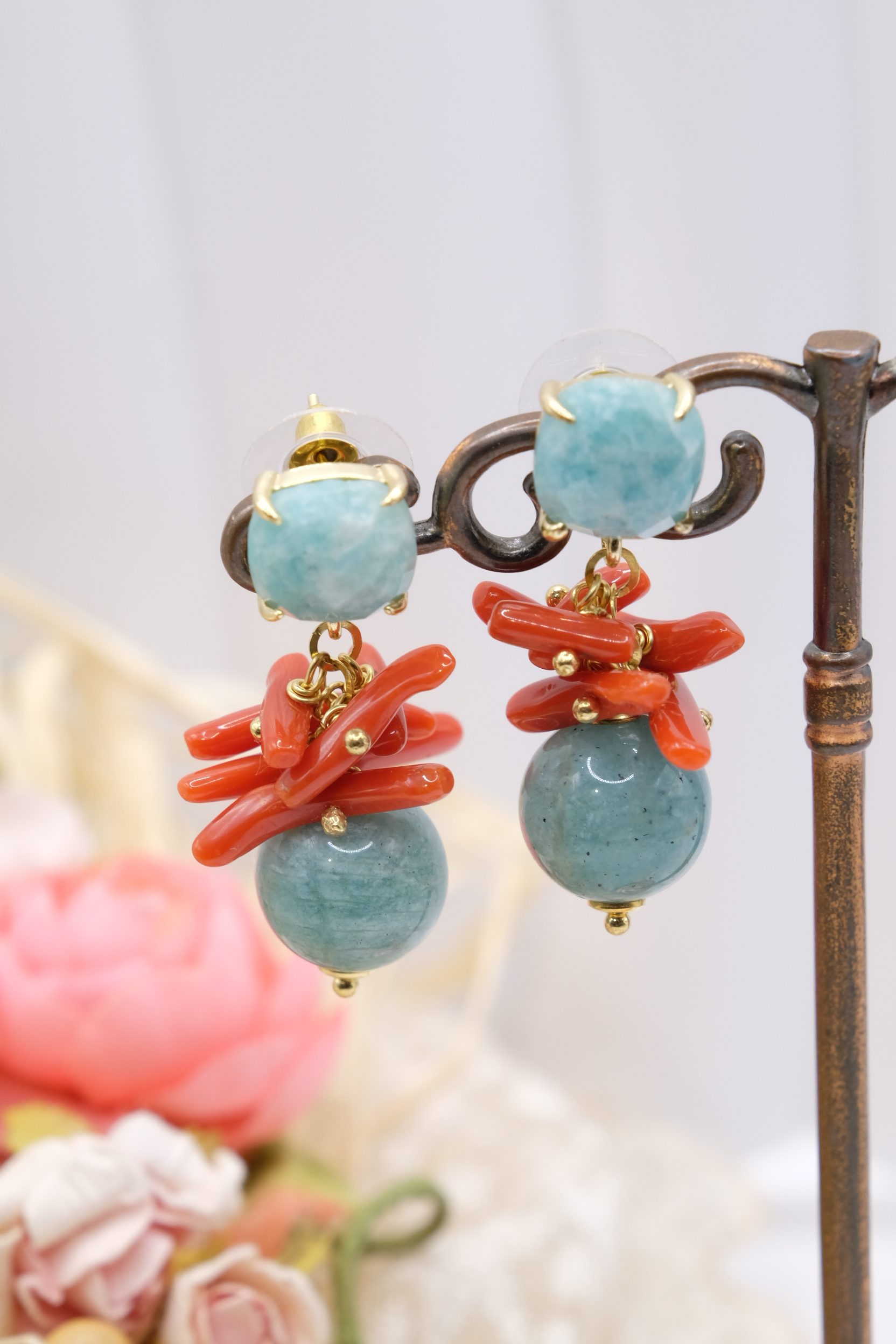 ORECCHINI ARTIGIANALI AMAZZONITE GRAPPOLO PERLE CORALLO PERLA PERNO (3)