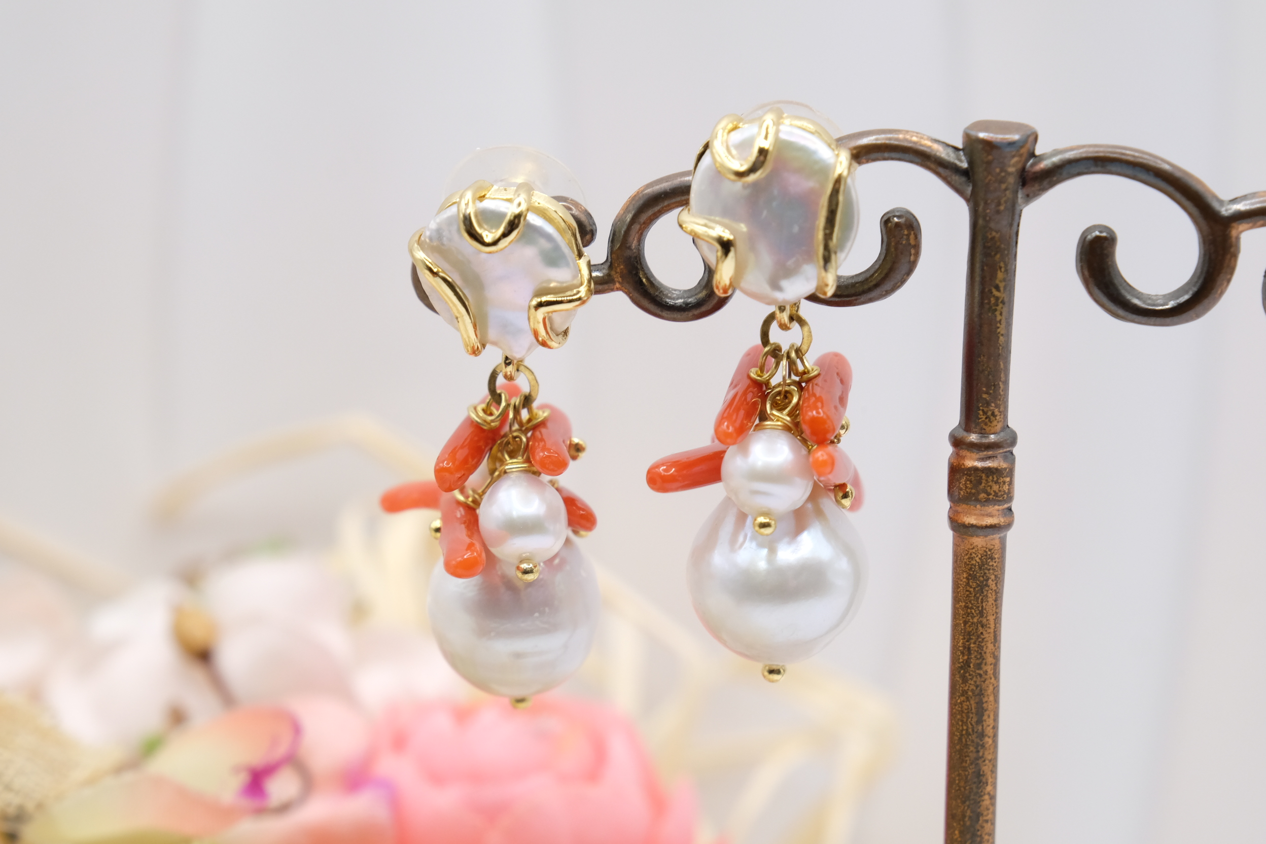 ORECCHINI ARTIGIANALI GRAPPOLO PERLE CORALLO PERNO PERLA (1)