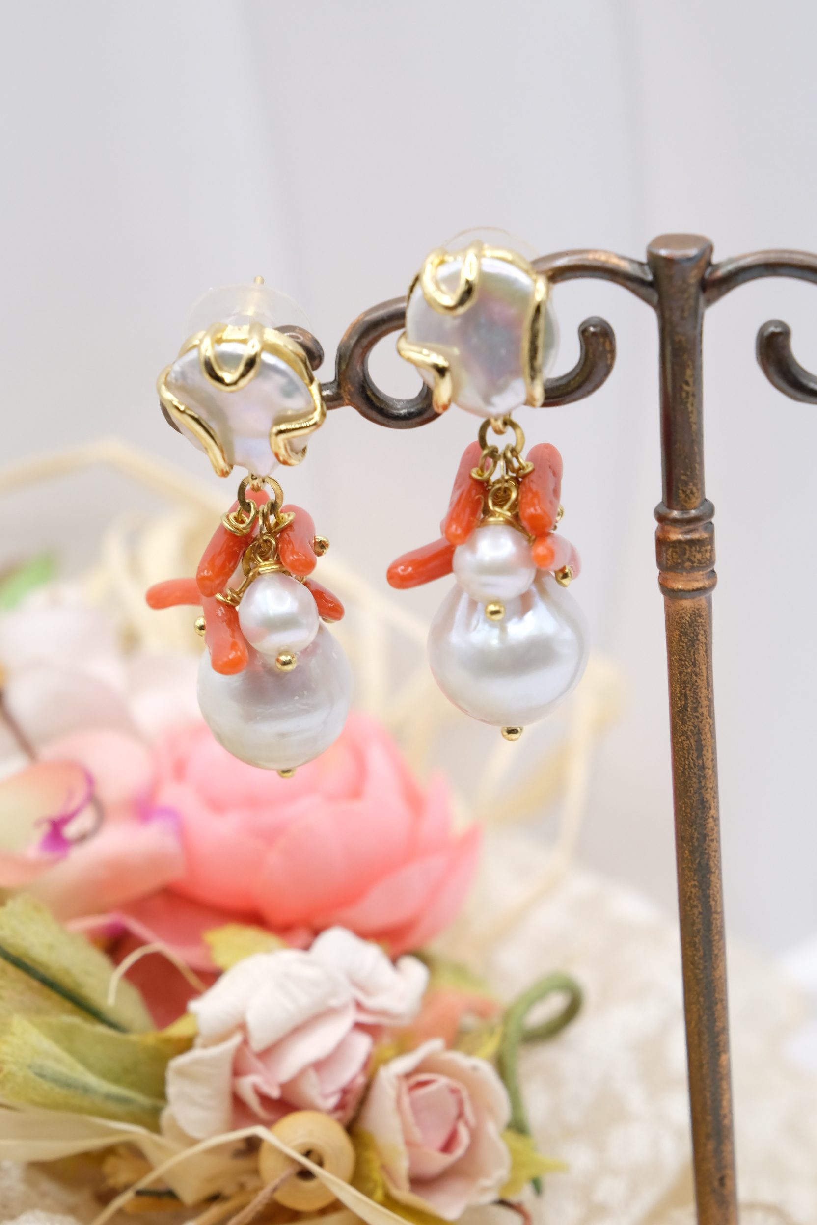 ORECCHINI ARTIGIANALI GRAPPOLO PERLE CORALLO PERNO PERLA (2)