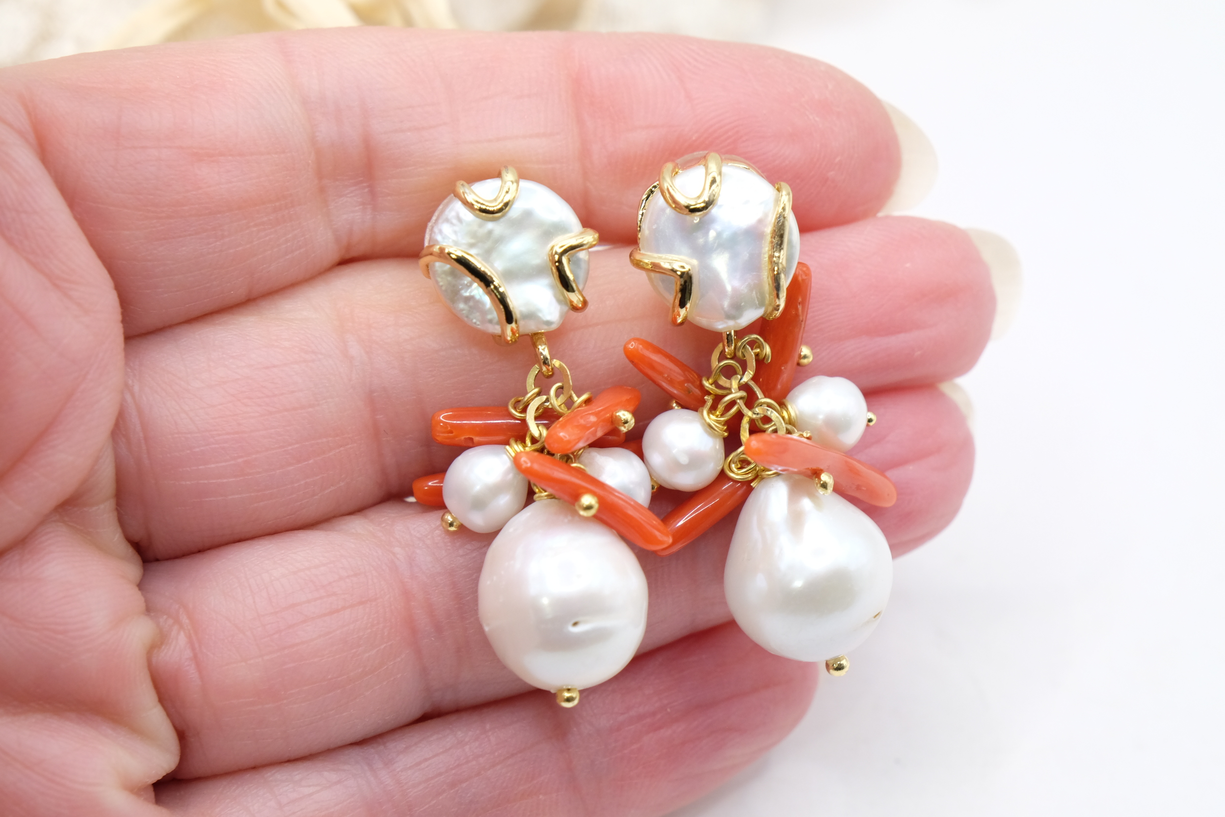 ORECCHINI ARTIGIANALI GRAPPOLO PERLE CORALLO PERNO PERLA (3)