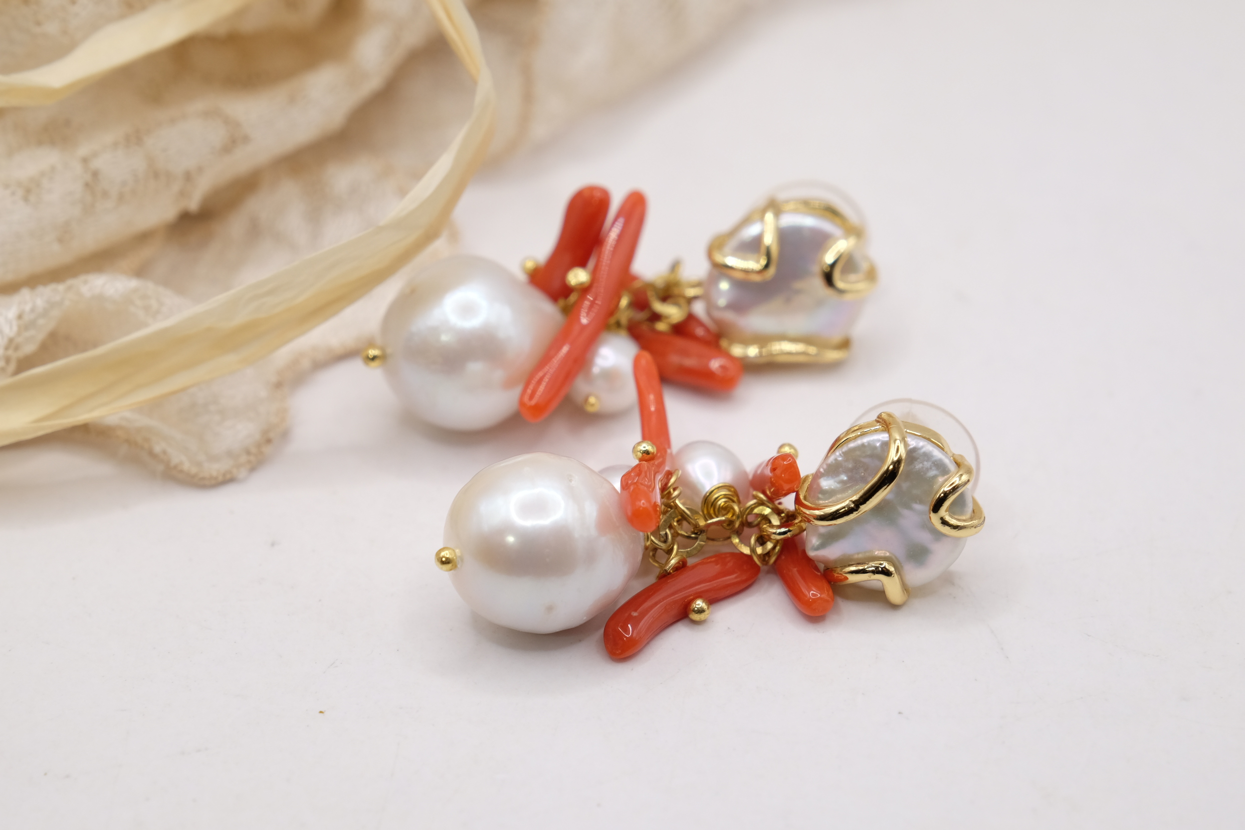 ORECCHINI ARTIGIANALI GRAPPOLO PERLE CORALLO PERNO PERLA (4)