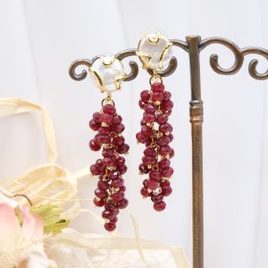 Orecchini Artigianali Radice di Rubino Perle Grappolo Acciaio