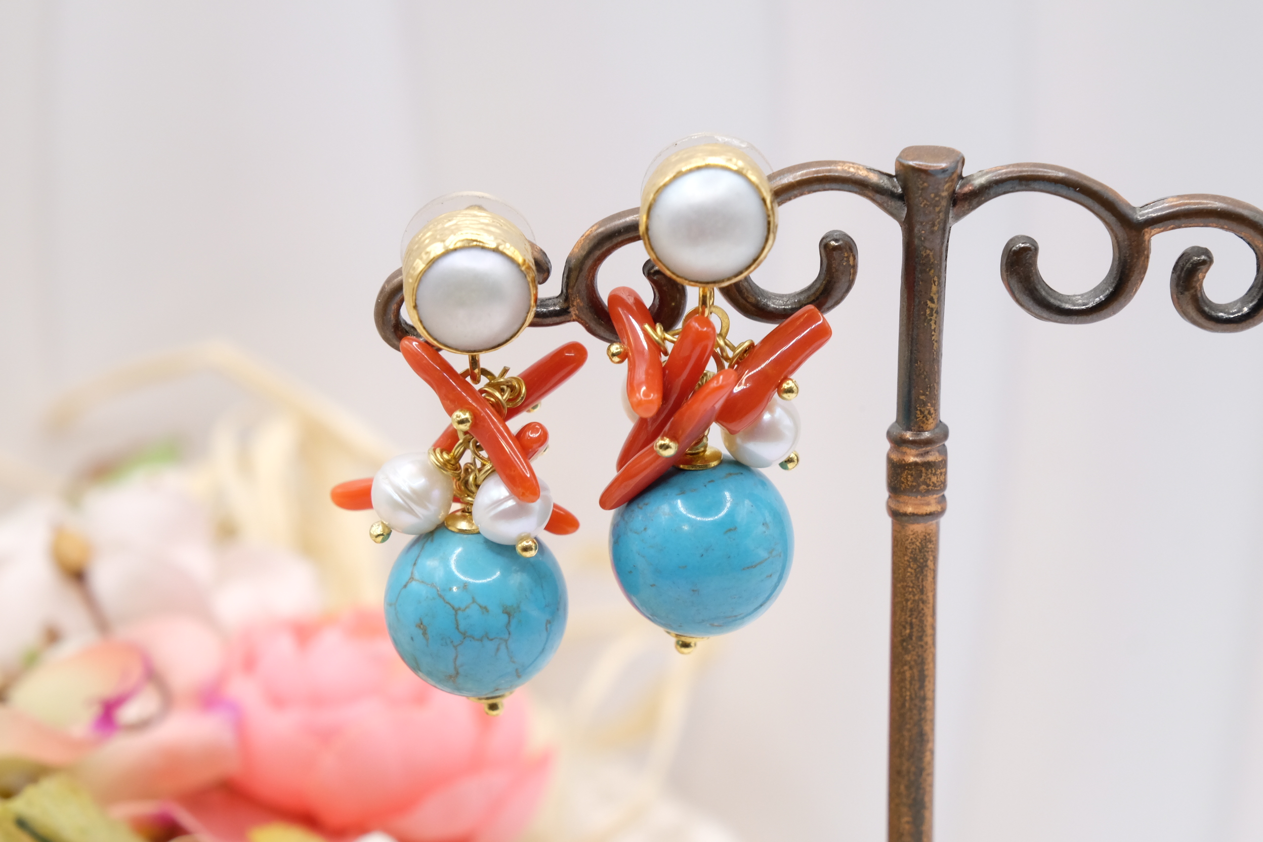 ORECCHINI ARTIGIANALI TURCHESE GRAPPOLO PERLE CORALLO PERLA PERNO (1)