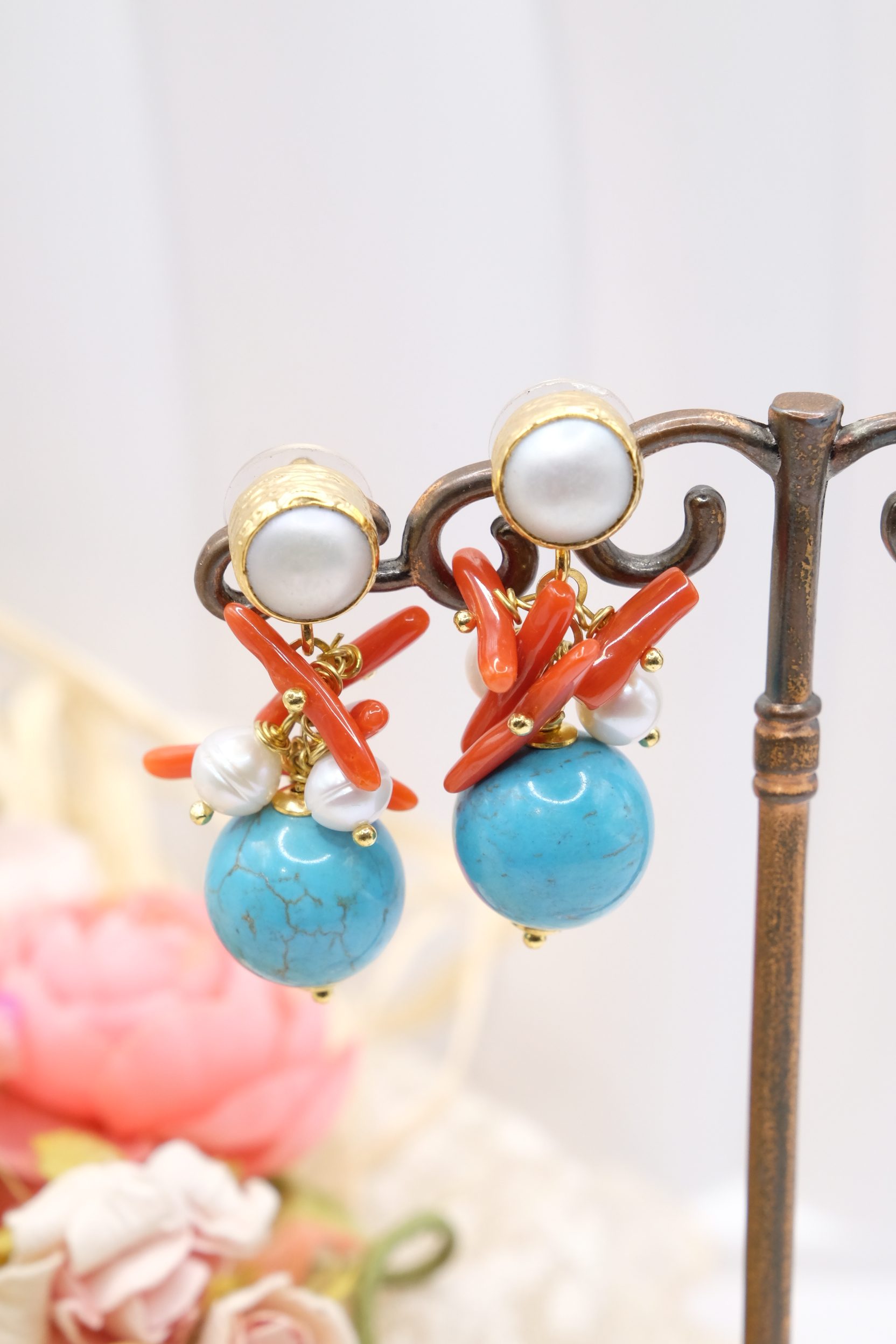 ORECCHINI ARTIGIANALI TURCHESE GRAPPOLO PERLE CORALLO PERLA PERNO (2)