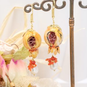 Orecchini melograno in ceramica di Caltagirone corallo perle