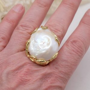 Anello con grande perla naturale ottone regolabile