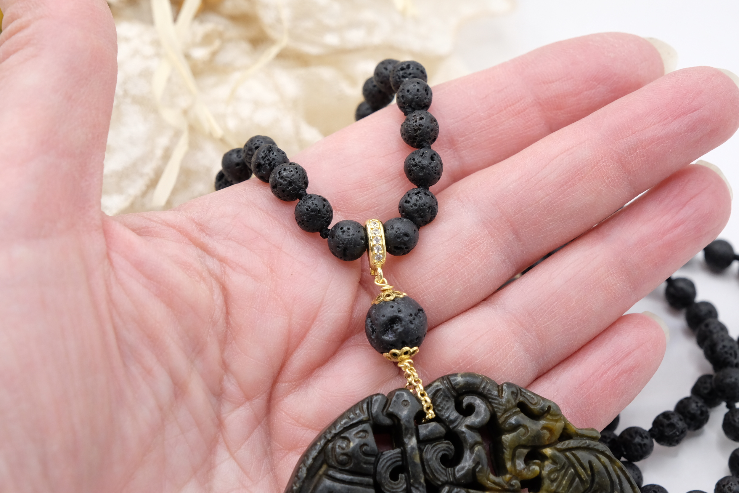 COLLANA ARTIGIANALE MANDALA GIADA NERO CHARLESTON CHANEL (6)