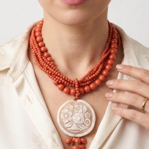 Collana Multifilo Pasta di Corallo Rosso e Cammeo di Torre del Greco