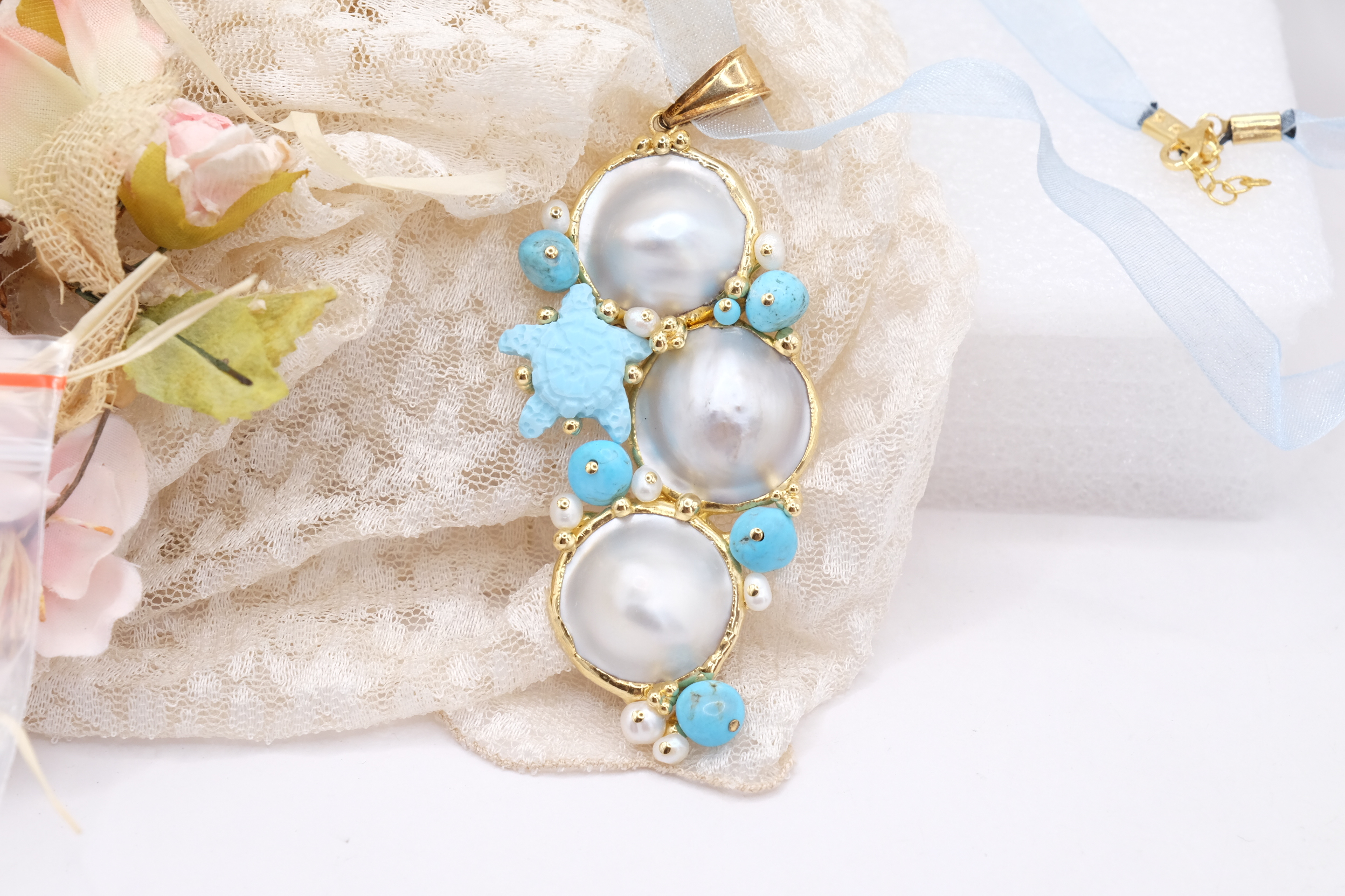 CIONDOLO ARTIGIANALE CON COLLARINO DI TULLE PASTA DI TURCHESE PERLE MABE' ARGENTO 925 DORATO (1)