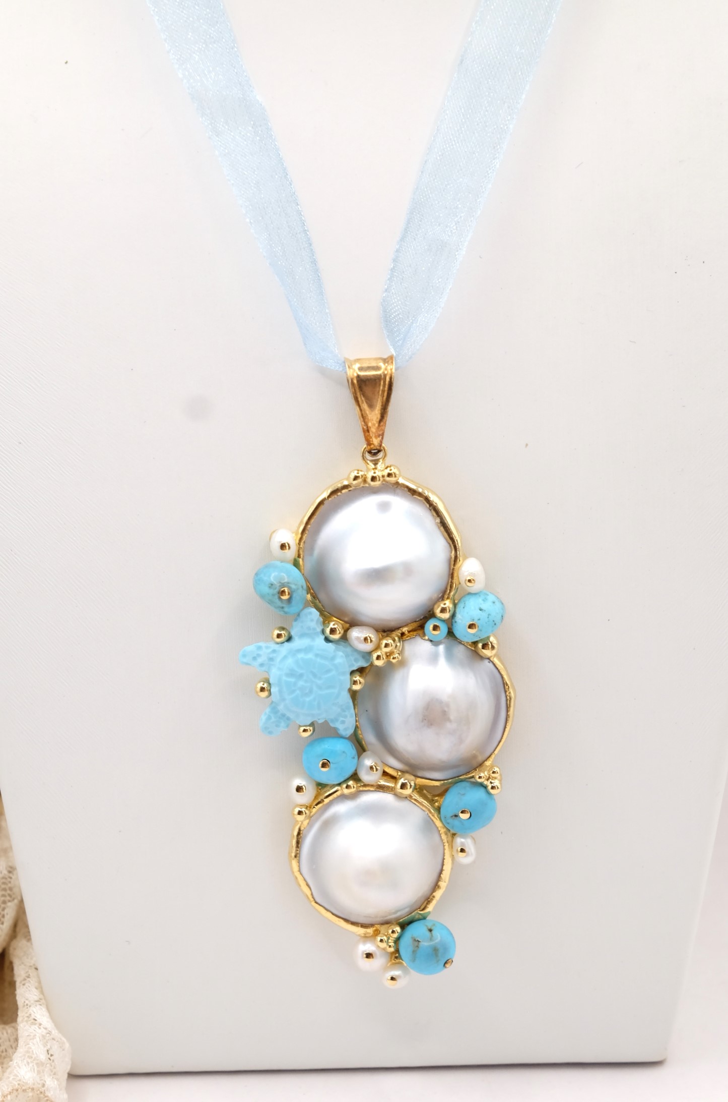 CIONDOLO ARTIGIANALE CON COLLARINO DI TULLE PASTA DI TURCHESE PERLE MABE' ARGENTO 925 DORATO (2)