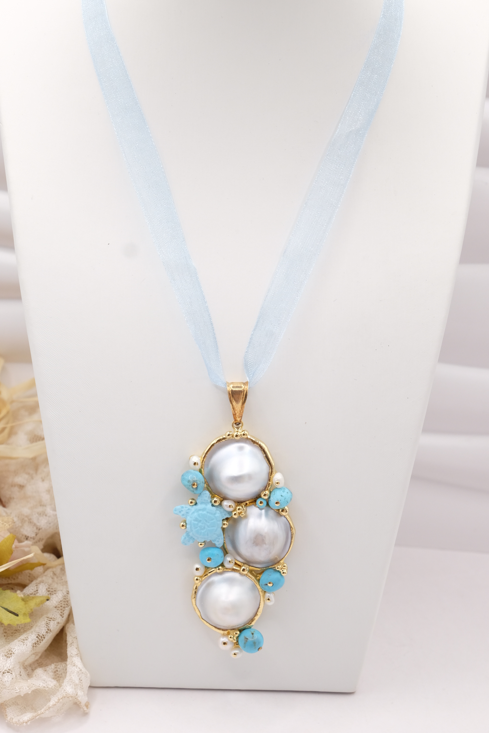 CIONDOLO ARTIGIANALE CON COLLARINO DI TULLE PASTA DI TURCHESE PERLE MABE' ARGENTO 925 DORATO (3)