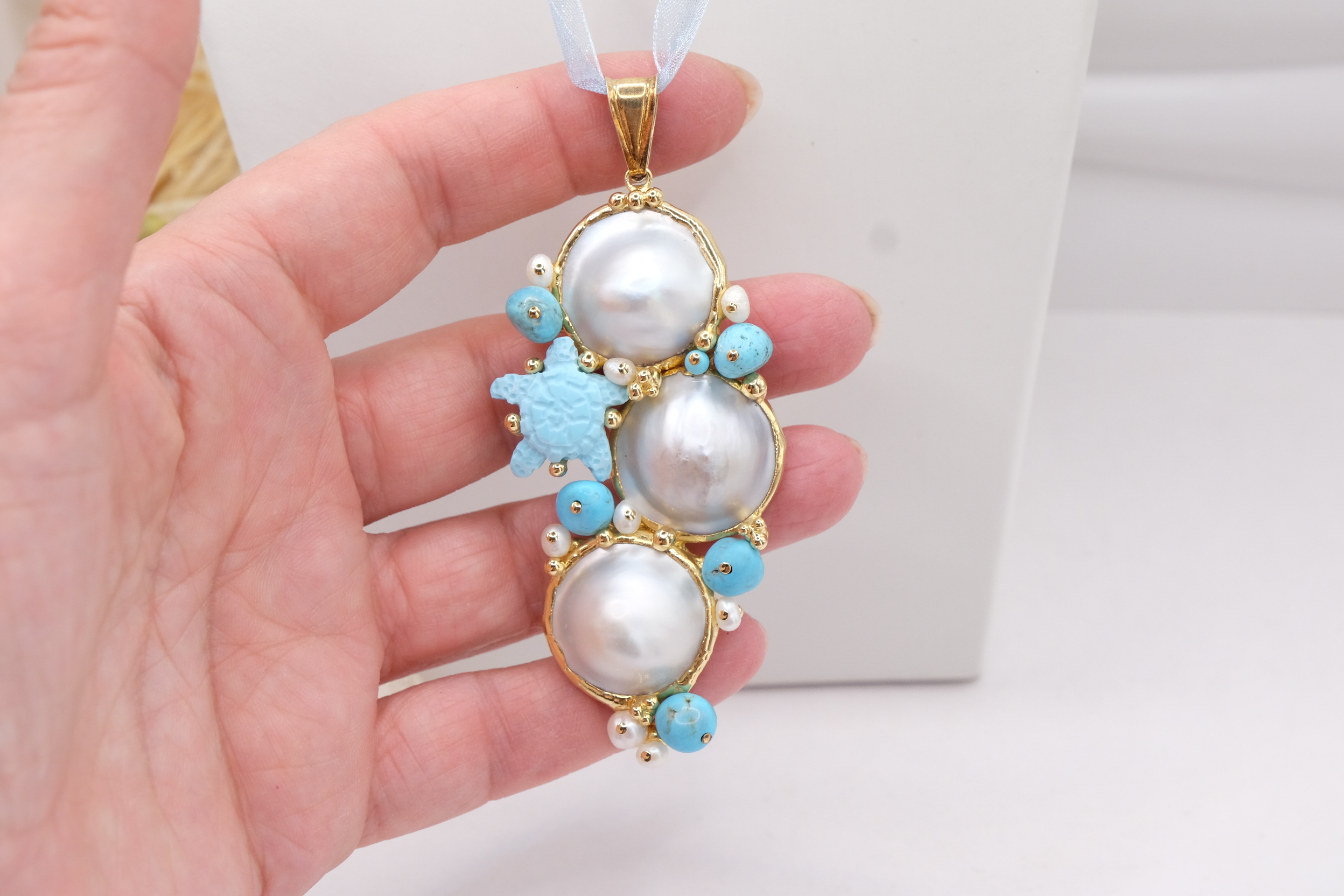 CIONDOLO ARTIGIANALE CON COLLARINO DI TULLE PASTA DI TURCHESE PERLE MABE' ARGENTO 925 DORATO (4)