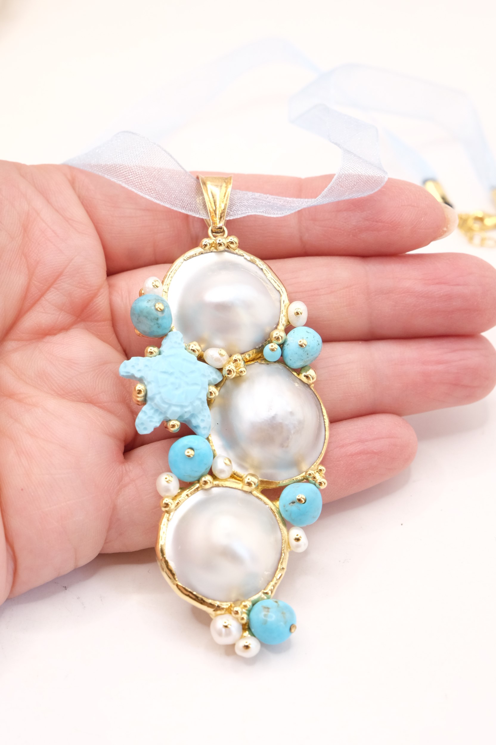 CIONDOLO ARTIGIANALE CON COLLARINO DI TULLE PASTA DI TURCHESE PERLE MABE' ARGENTO 925 DORATO (6)