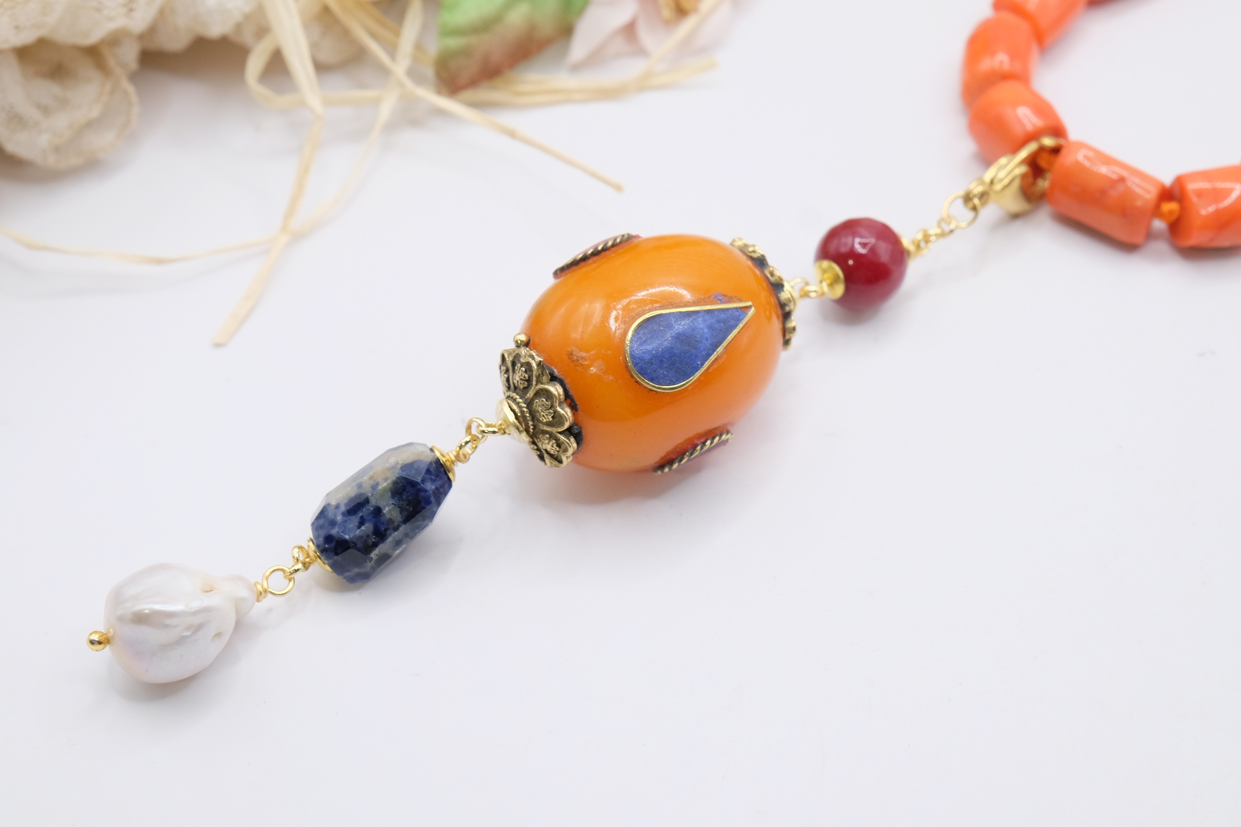 COLLANA ARTIGIANALE CORALLO BAMBOO ELEMENTO TIBETANO SODALITE GIADA BORGOGNA PERLA (5)