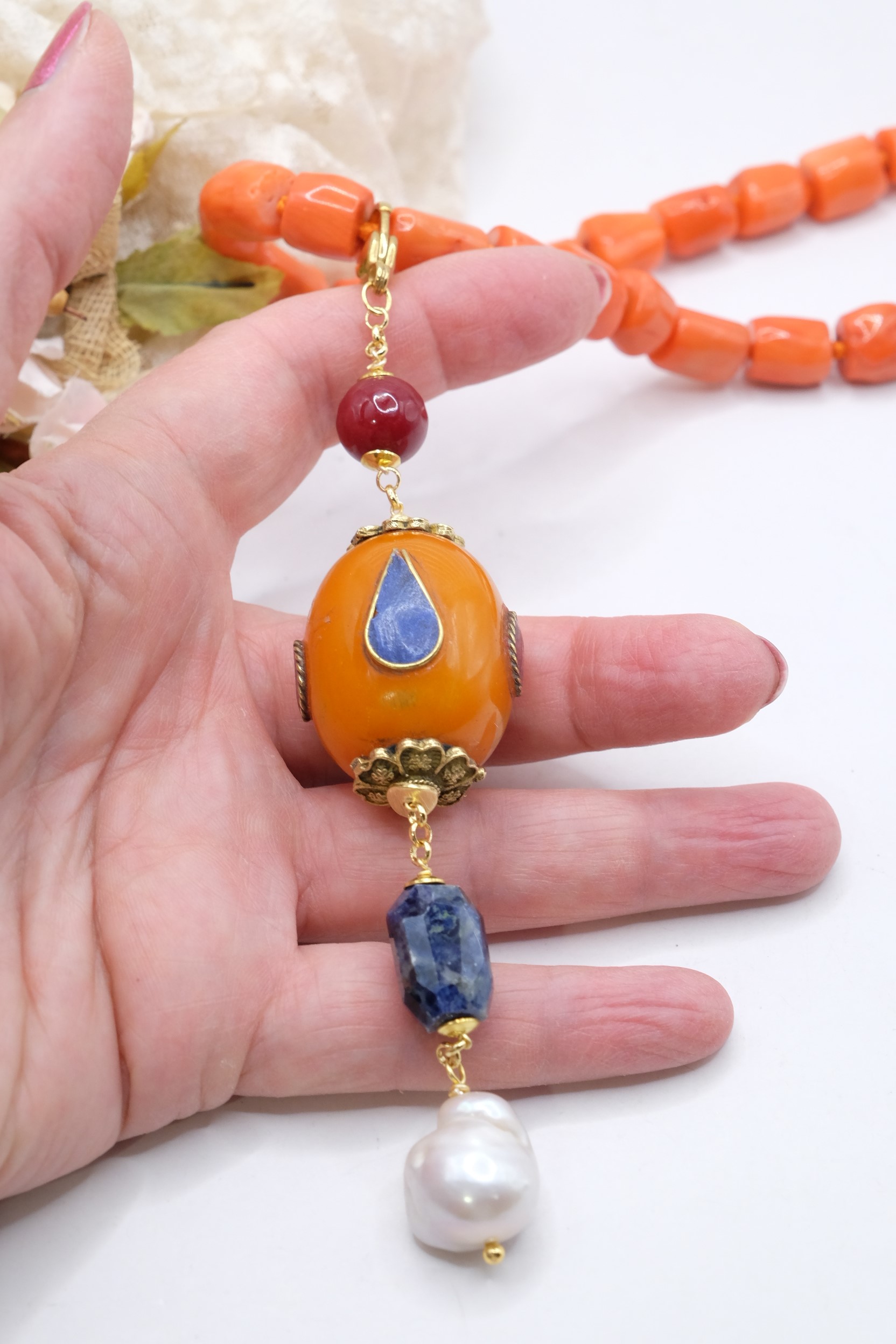 COLLANA ARTIGIANALE CORALLO BAMBOO ELEMENTO TIBETANO SODALITE GIADA BORGOGNA PERLA (6)