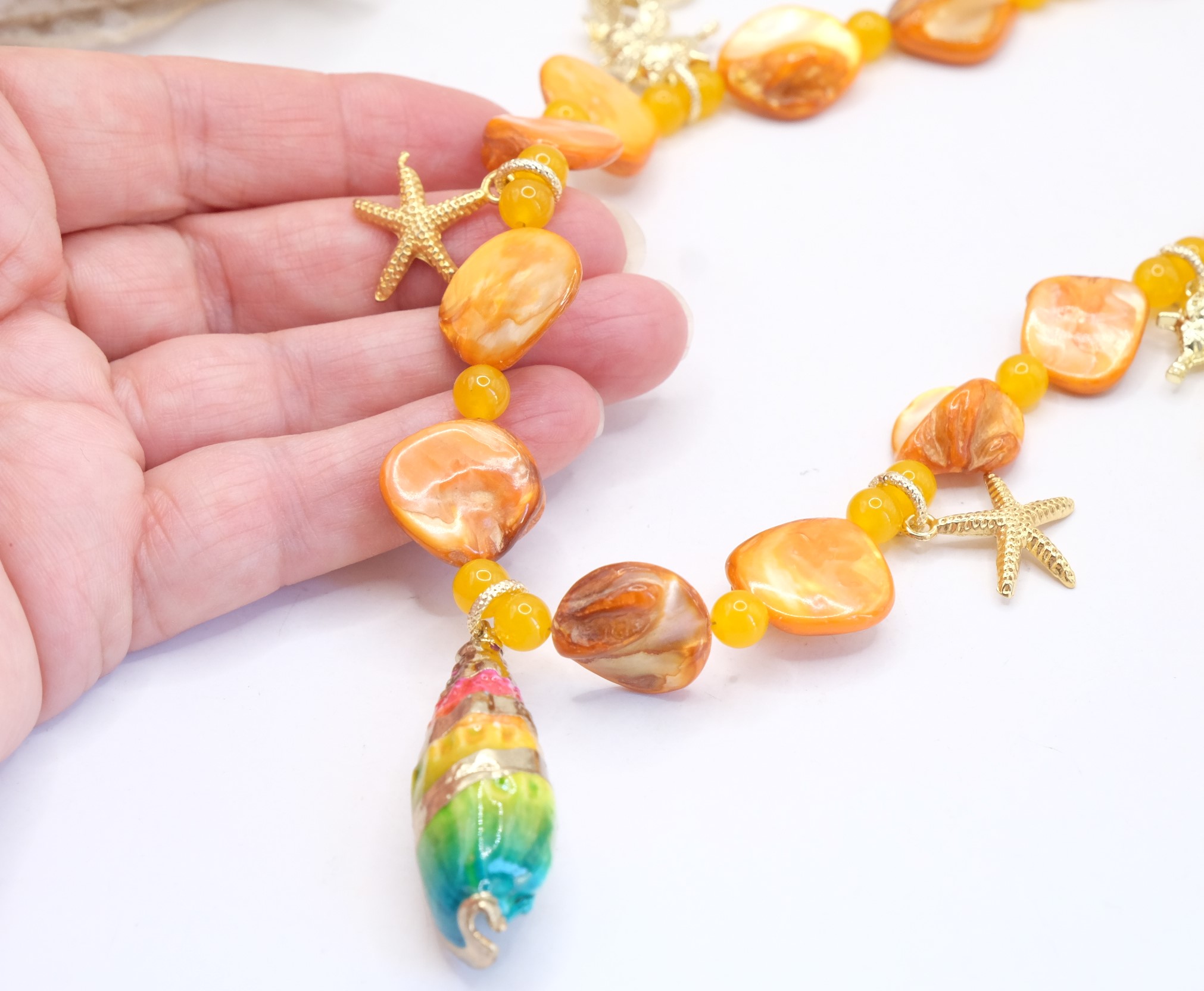 COLLANA ARTIGIANALE MADREPERLA OCRA GIADA OCRA CONCHIGLIA STELLE CAVALLUCCIO (1)