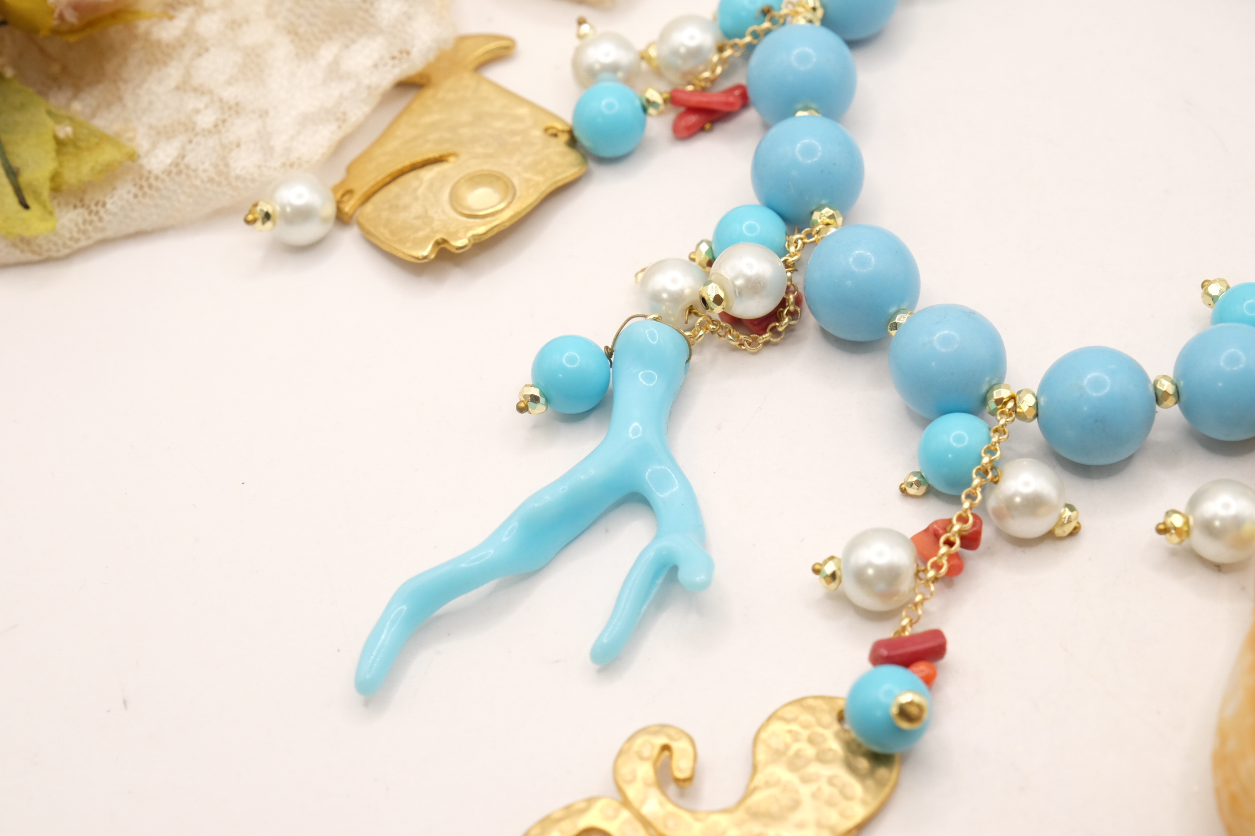COLLANA ARTIGIANALE PASTA DI TURCHESE PESCE CAVALLUCCIO RAMO CORALLO POLPO PERLE CORALLO (1)