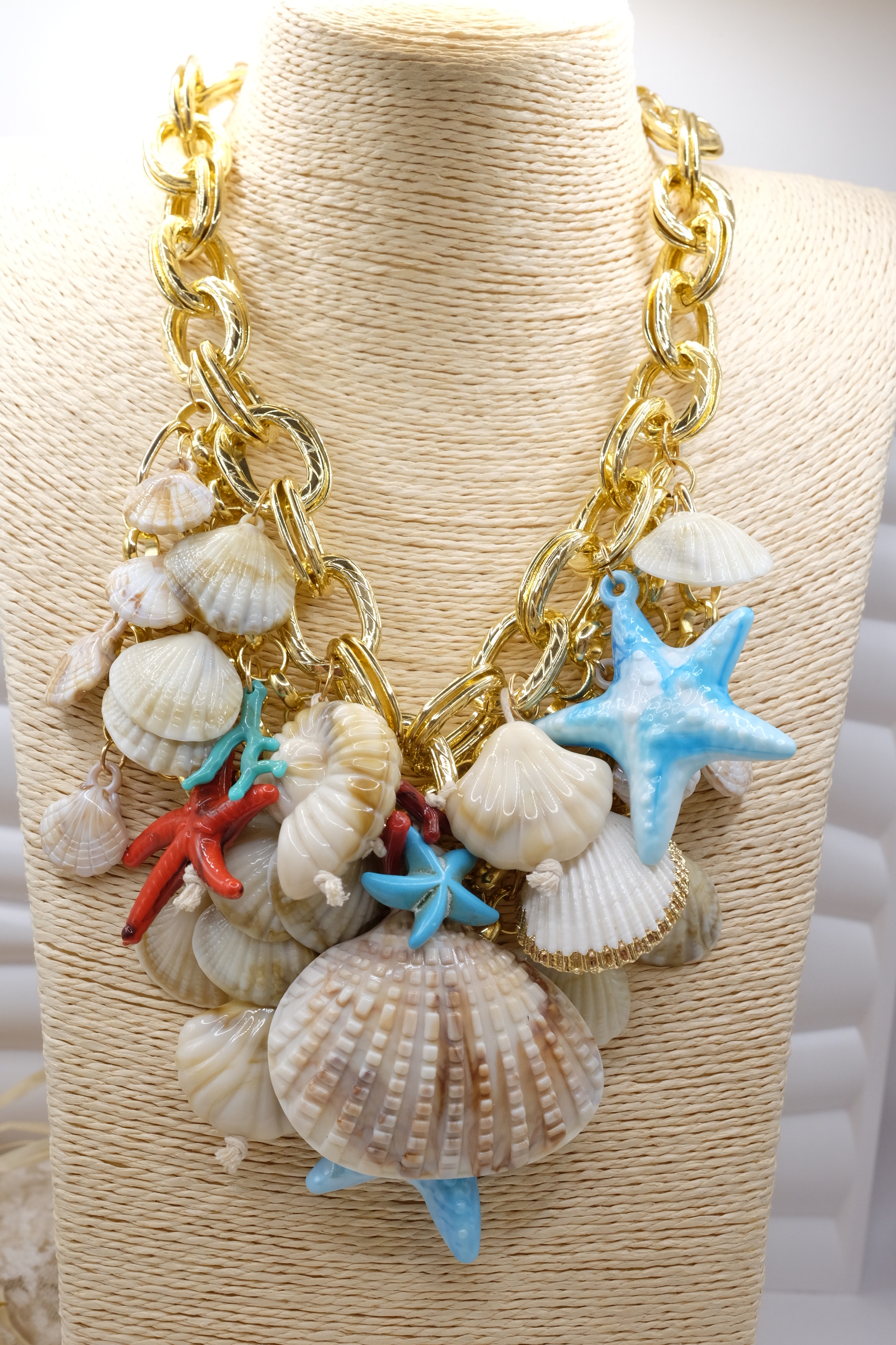 COLLANA MULTIFILO CONCHIGLIE E STELLE MARINE TURCHESE RESINA OTTONE (2)