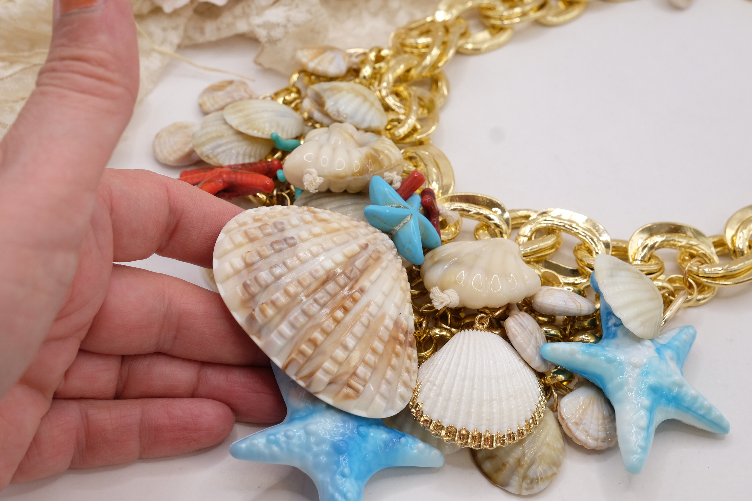COLLANA MULTIFILO CONCHIGLIE E STELLE MARINE TURCHESE RESINA OTTONE (5)