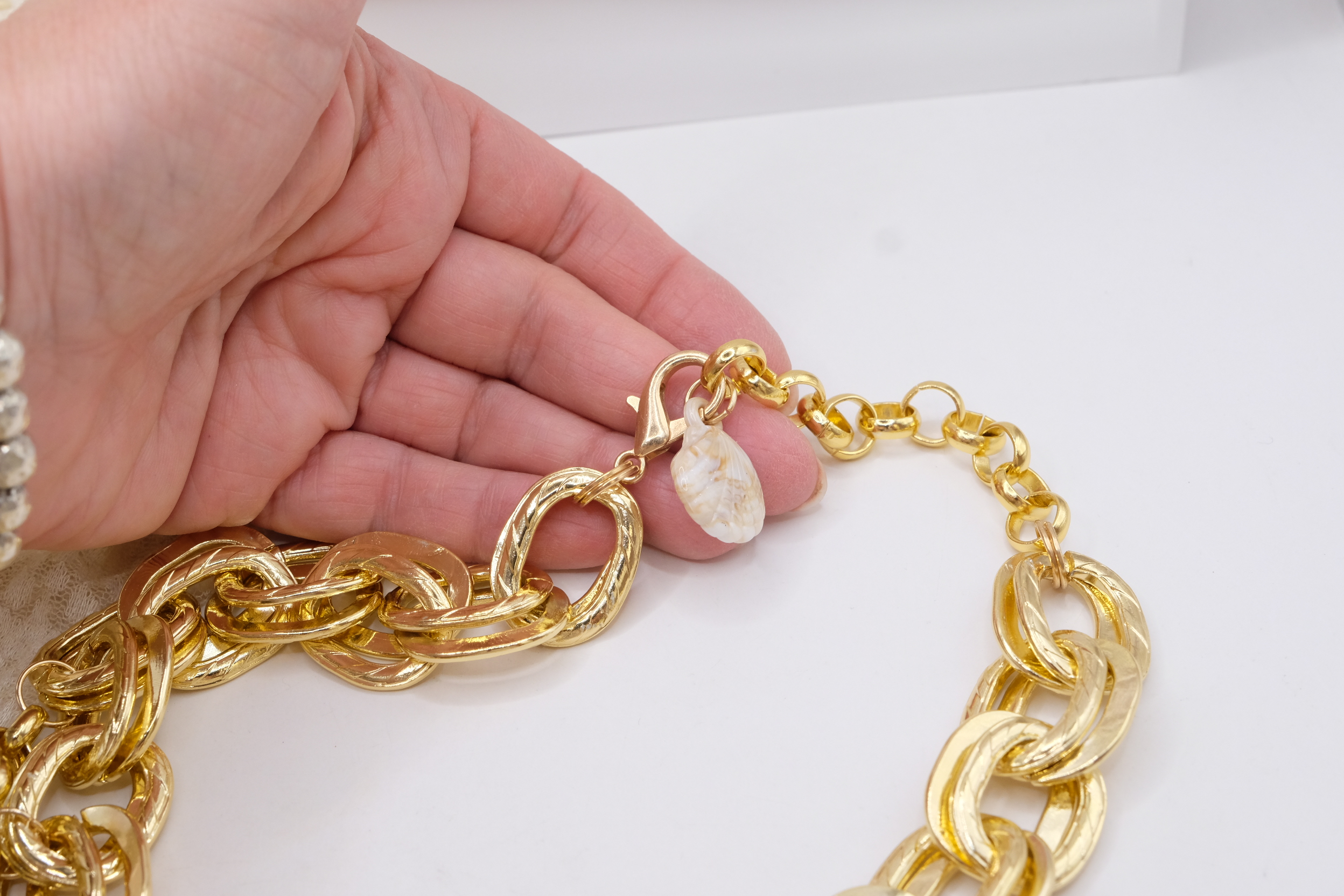 COLLANA MULTIFILO CONCHIGLIE E STELLE MARINE TURCHESE RESINA OTTONE (6)