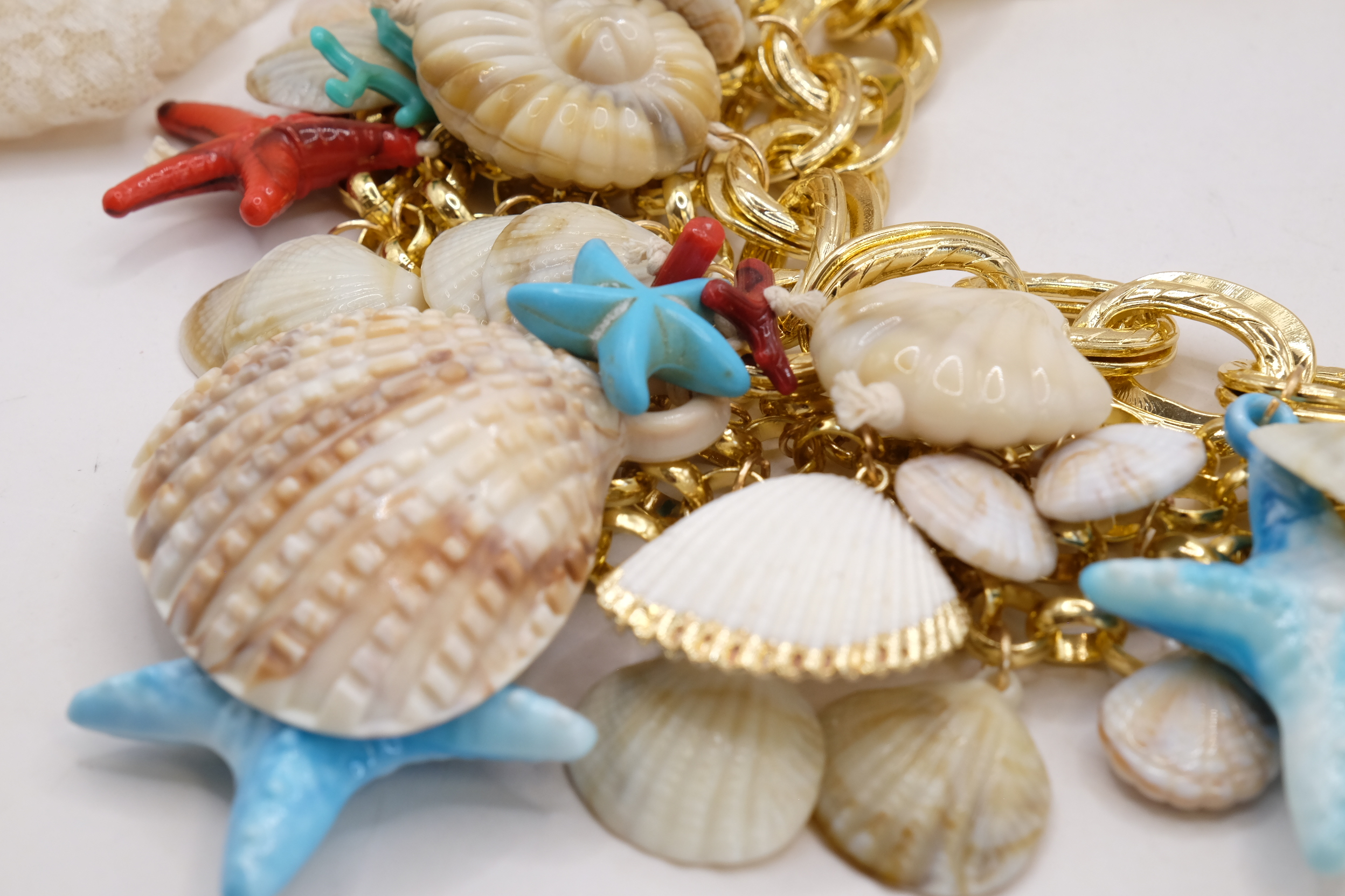 COLLANA MULTIFILO CONCHIGLIE E STELLE MARINE TURCHESE RESINA OTTONE (8)