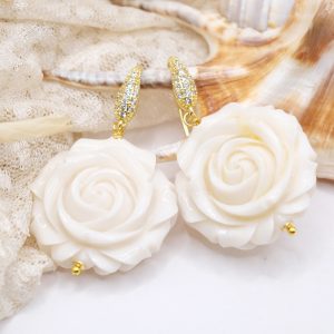 Orecchini grandi rose resina panna zirconi