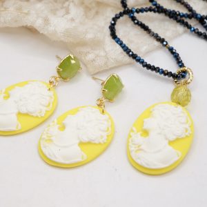 Collana e Orecchini Cammeo in Resina Gialla Cristalli Neri