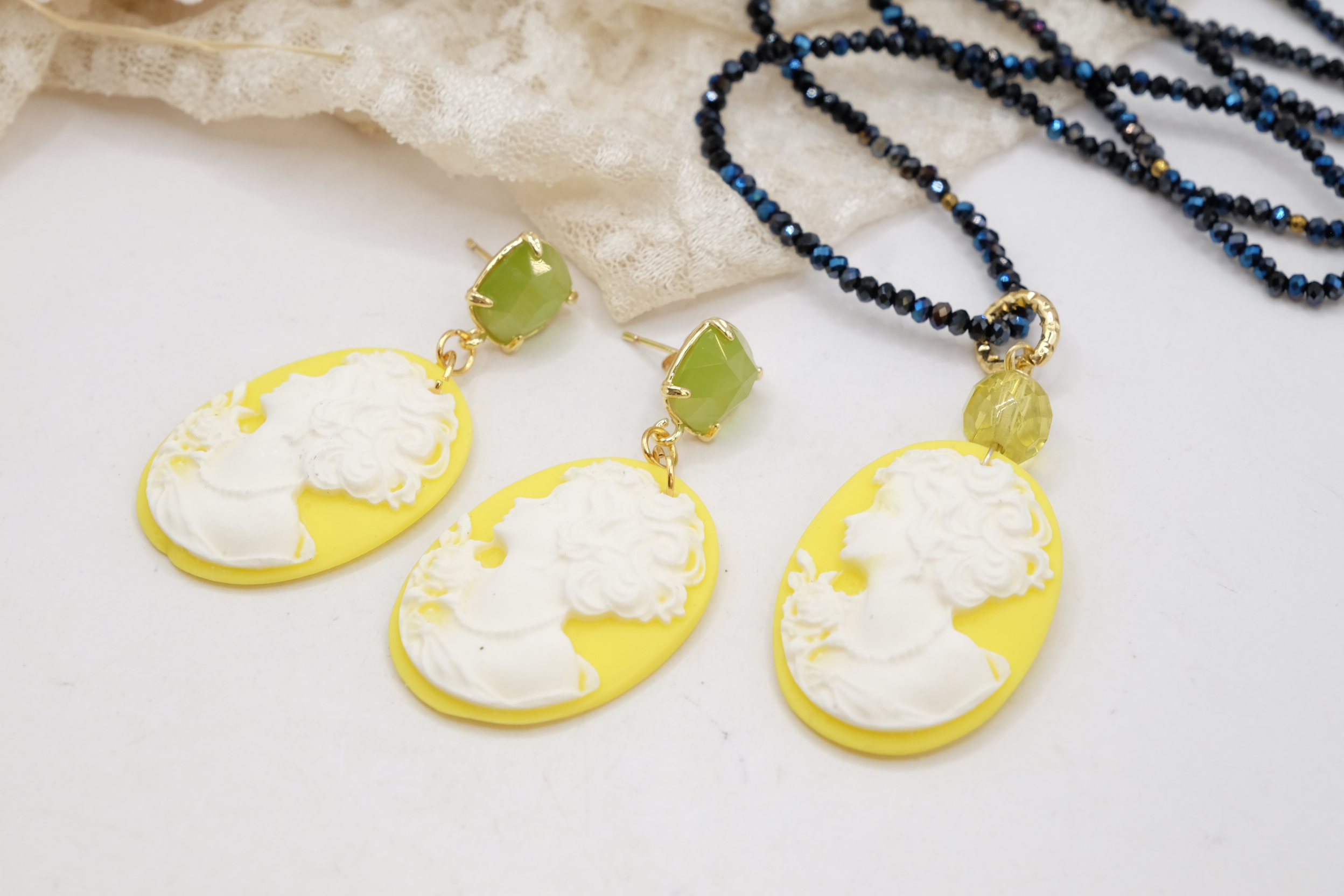 PARURE COLLANA E ORECCHINI CRISTALLI NERI RESINA GIALLO CAMMEO CAMMEI ARTIGIANALI (1)