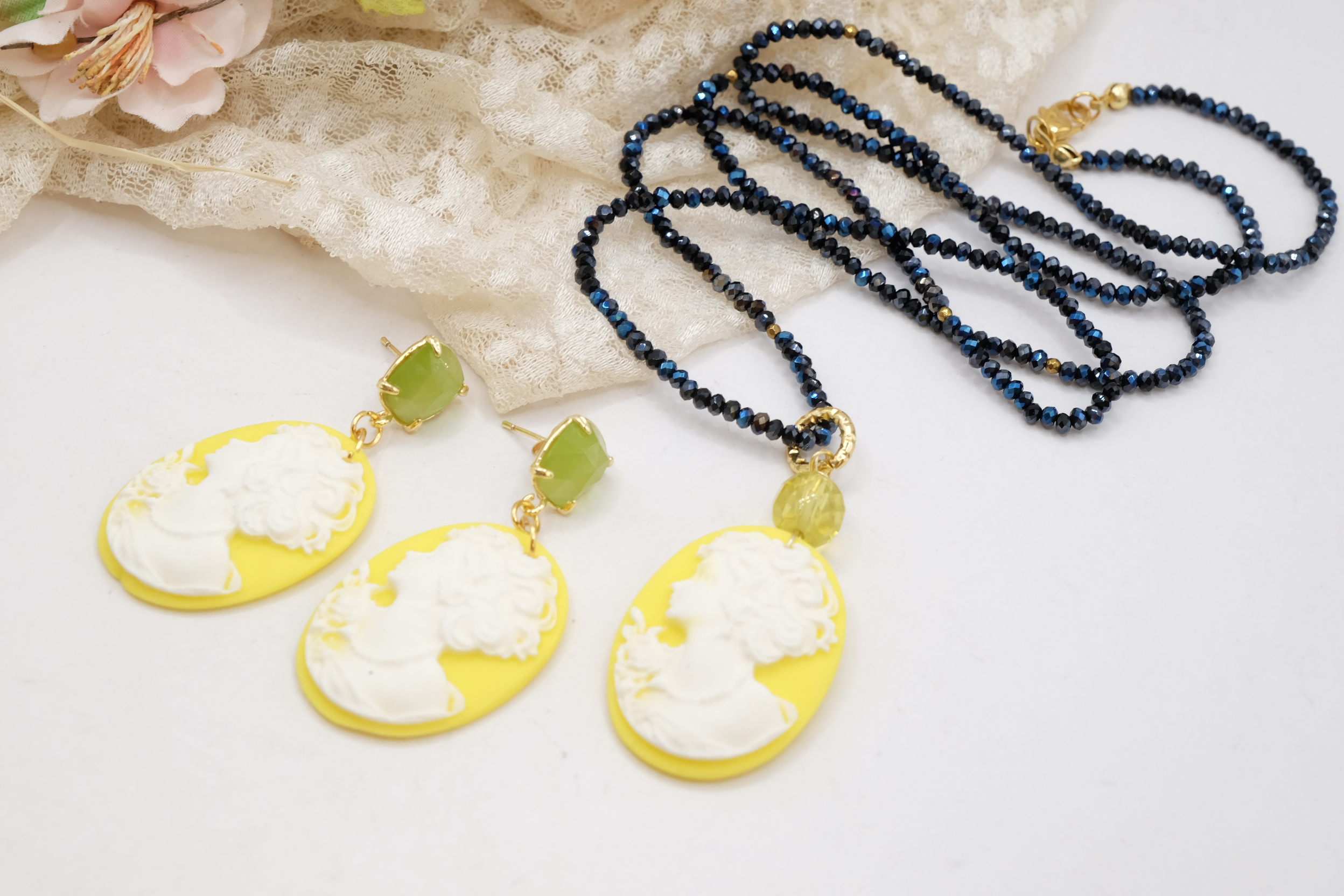 PARURE COLLANA E ORECCHINI CRISTALLI NERI RESINA GIALLO CAMMEO CAMMEI ARTIGIANALI (2)
