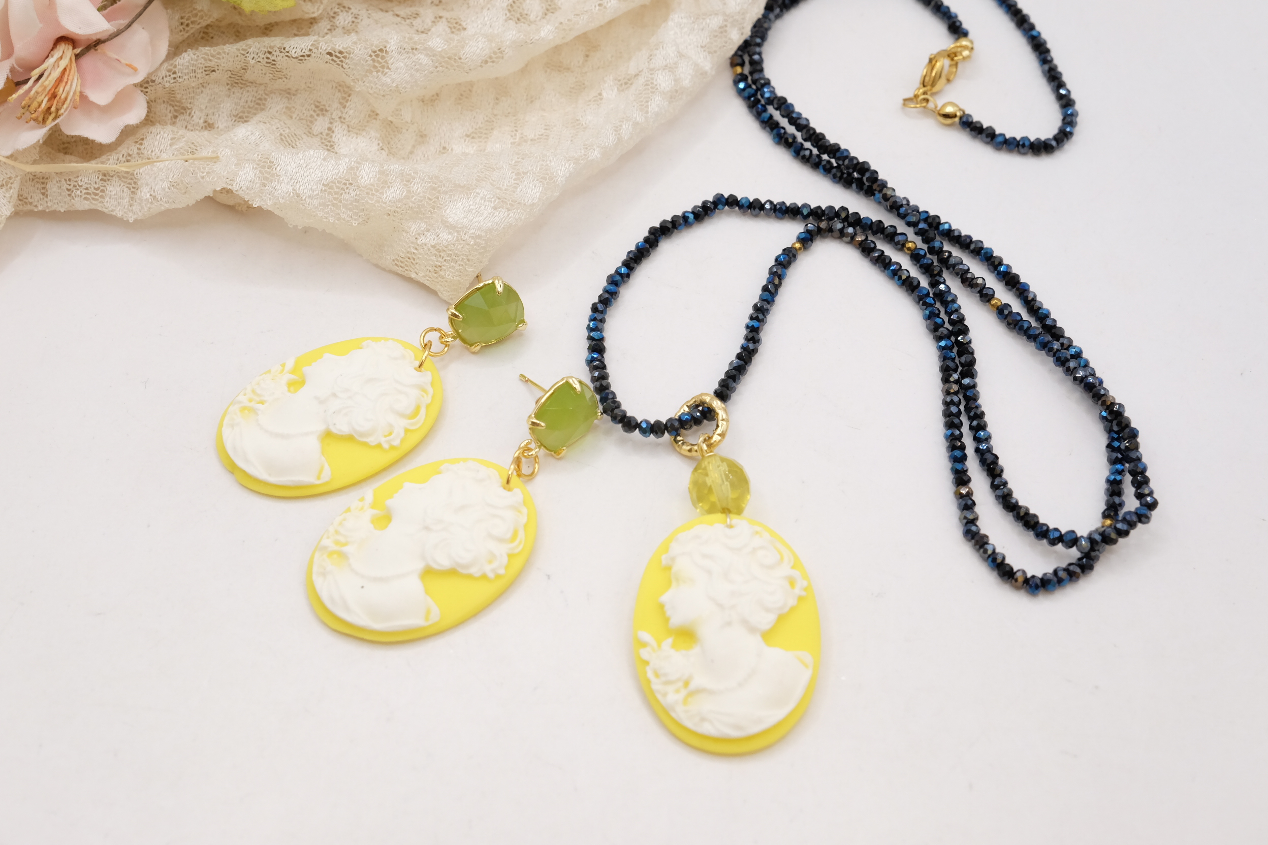 PARURE COLLANA E ORECCHINI CRISTALLI NERI RESINA GIALLO CAMMEO CAMMEI ARTIGIANALI (6)