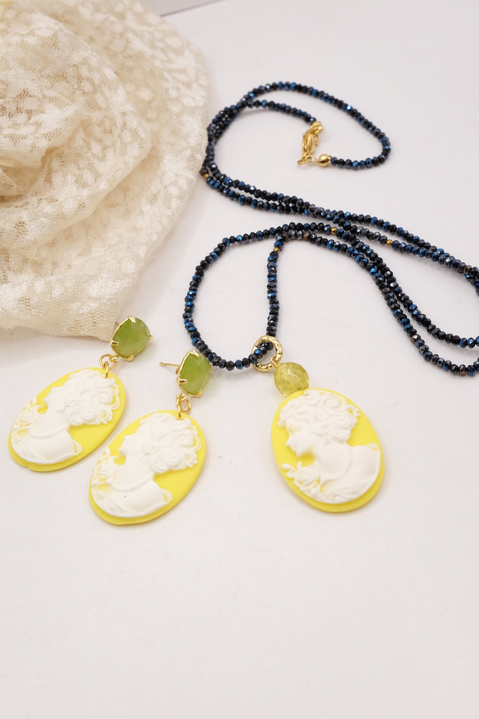 PARURE COLLANA E ORECCHINI CRISTALLI NERI RESINA GIALLO CAMMEO CAMMEI ARTIGIANALI (7)