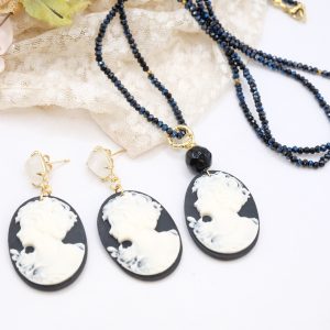 Collana e Orecchini Cammeo in Resina Nero Cristalli Neri
