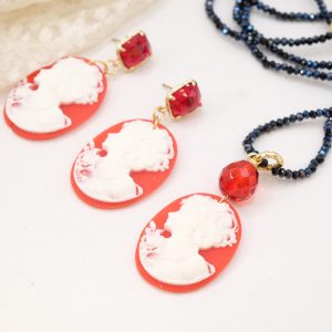 Collana e Orecchini Cammeo in Resina Rosso Cristalli Neri