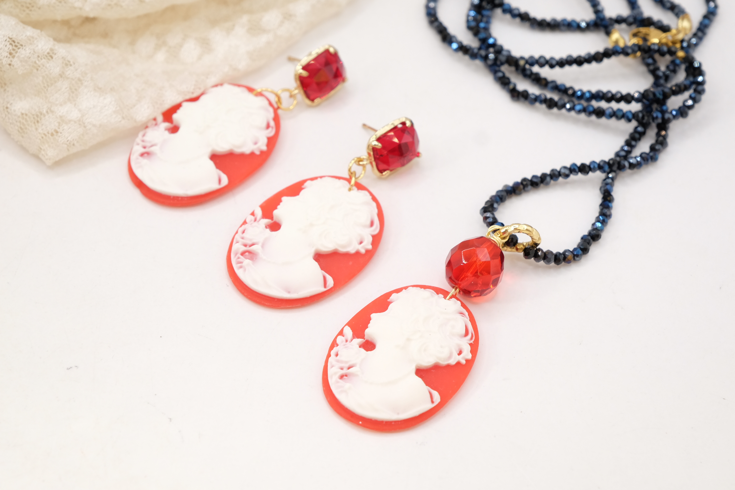 PARURE COLLANA E ORECCHINI CRISTALLI NERI RESINA ROSSO CAMMEO CAMMEI ARTIGIANALI (1)