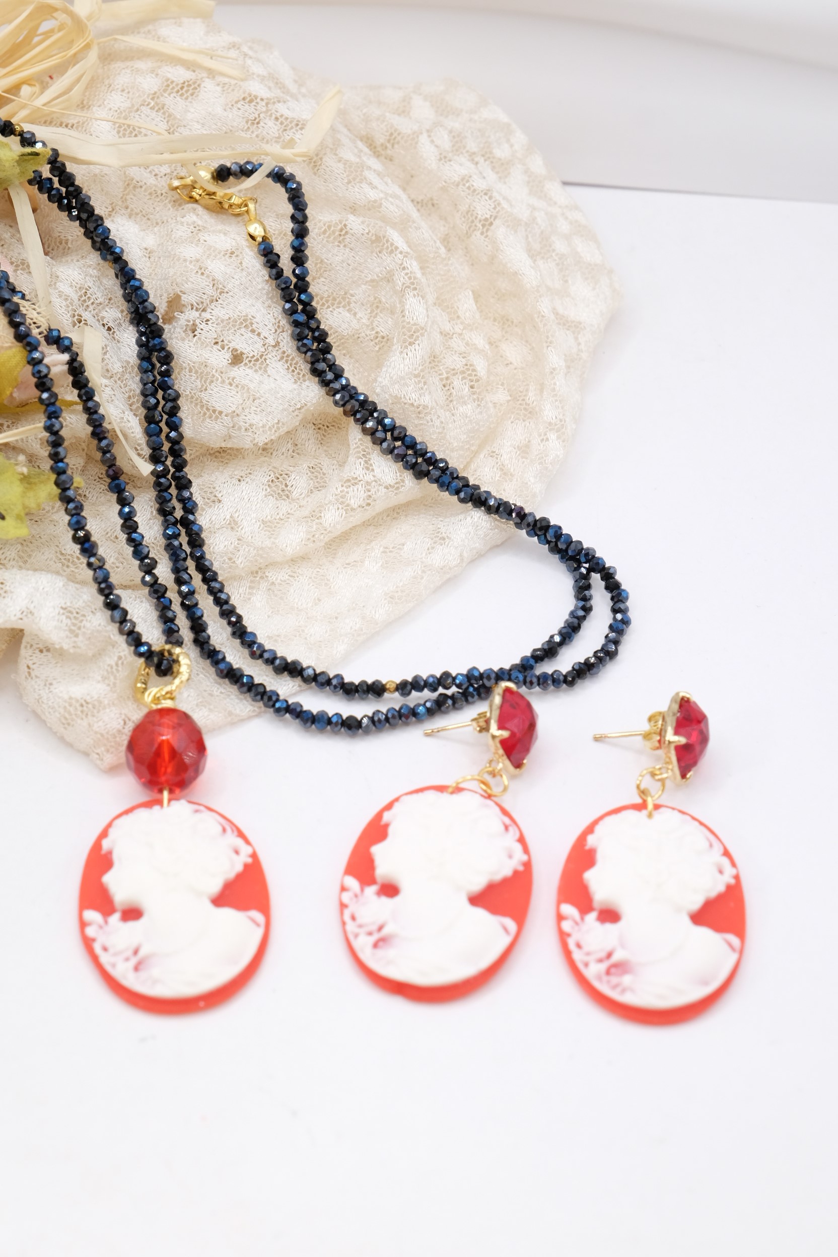 PARURE COLLANA E ORECCHINI CRISTALLI NERI RESINA ROSSO CAMMEO CAMMEI ARTIGIANALI (2)
