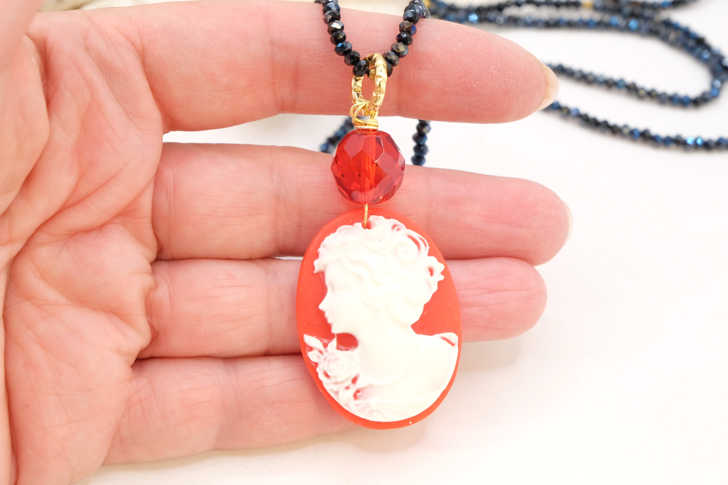 PARURE COLLANA E ORECCHINI CRISTALLI NERI RESINA ROSSO CAMMEO CAMMEI ARTIGIANALI (4)